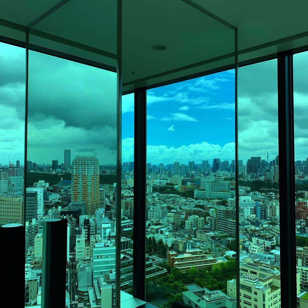 布袋寅泰さんのインスタグラム写真 - (布袋寅泰Instagram)「青空と曇り空が鏡の中でひとつに。#mirror」8月13日 10時53分 - hotei_official