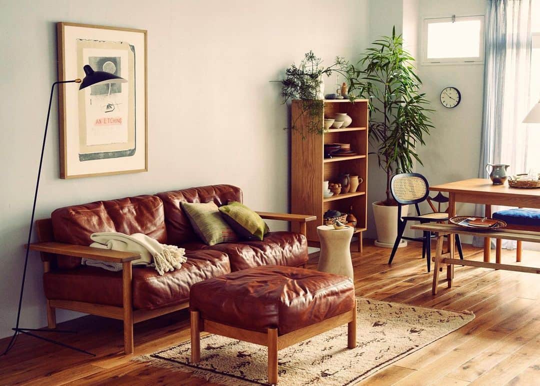 IDÉE／イデーさんのインスタグラム写真 - (IDÉE／イデーInstagram)「経年変化を楽しめる革のソファを置いて、休日をゆったり過ごせるお部屋にしたい。Marina BautierがデザインしたDIMANCHE Seriesを中心に家具を揃えて、アクセントはブラックのチェアやランプで。 #IDÉE #IDÉESHOP #interior #interiorcoordinate #イデー #イデーショップ #ライフスタイル #丁寧な暮らし #暮らしを楽しむ  #DIMANCHESeries #新居 #家具選び #リビング #模様替え #インテリア相談会 #16日よりスタート #Web予約 #できます  #イデーショップ自由が丘店 #イデーショップ六本木 #イデーショップ二子玉川店 #イデーショップ日本橋店　#イデーショップ梅田店 #イデーショップヴァリエテ柏店 #インテリアコーディネート」8月13日 10時48分 - lifewithidee