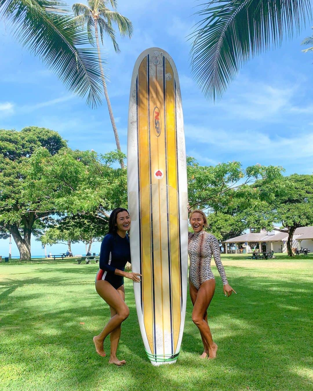 福王寺彩野さんのインスタグラム写真 - (福王寺彩野Instagram)「今日も @surfergirlacademy 🏄‍♀️💖 @mitokasuya 先生のコーチングのおかげで最高に楽しいサーフィン🤩🌟 すっぴんボサボサの加工なし写真だけどサーフィン後のこの笑顔だからよしとしてそのまんま載せちゃうよ😂🤙🌴 そして、またもうすぐ行きたい🤣🏄‍♂️🌈🌊✨ #hawaii #surf #surfing #surfergirlacademy #mitokasuya #surfgirl #ayanosurf #longboardsurfing #somuchfun #ハワイ #サーフィン #サーファーガールアカデミー #ロングボード #サーフィン女子 #波乗り女子」8月13日 10時51分 - ayano_fukuoji