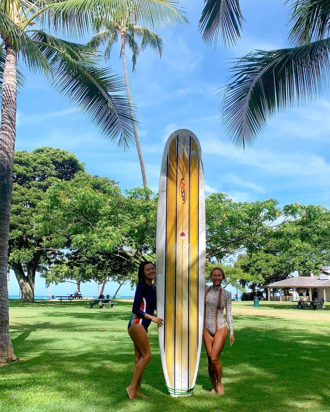 福王寺彩野さんのインスタグラム写真 - (福王寺彩野Instagram)「今日も @surfergirlacademy 🏄‍♀️💖 @mitokasuya 先生のコーチングのおかげで最高に楽しいサーフィン🤩🌟 すっぴんボサボサの加工なし写真だけどサーフィン後のこの笑顔だからよしとしてそのまんま載せちゃうよ😂🤙🌴 そして、またもうすぐ行きたい🤣🏄‍♂️🌈🌊✨ #hawaii #surf #surfing #surfergirlacademy #mitokasuya #surfgirl #ayanosurf #longboardsurfing #somuchfun #ハワイ #サーフィン #サーファーガールアカデミー #ロングボード #サーフィン女子 #波乗り女子」8月13日 10時51分 - ayano_fukuoji