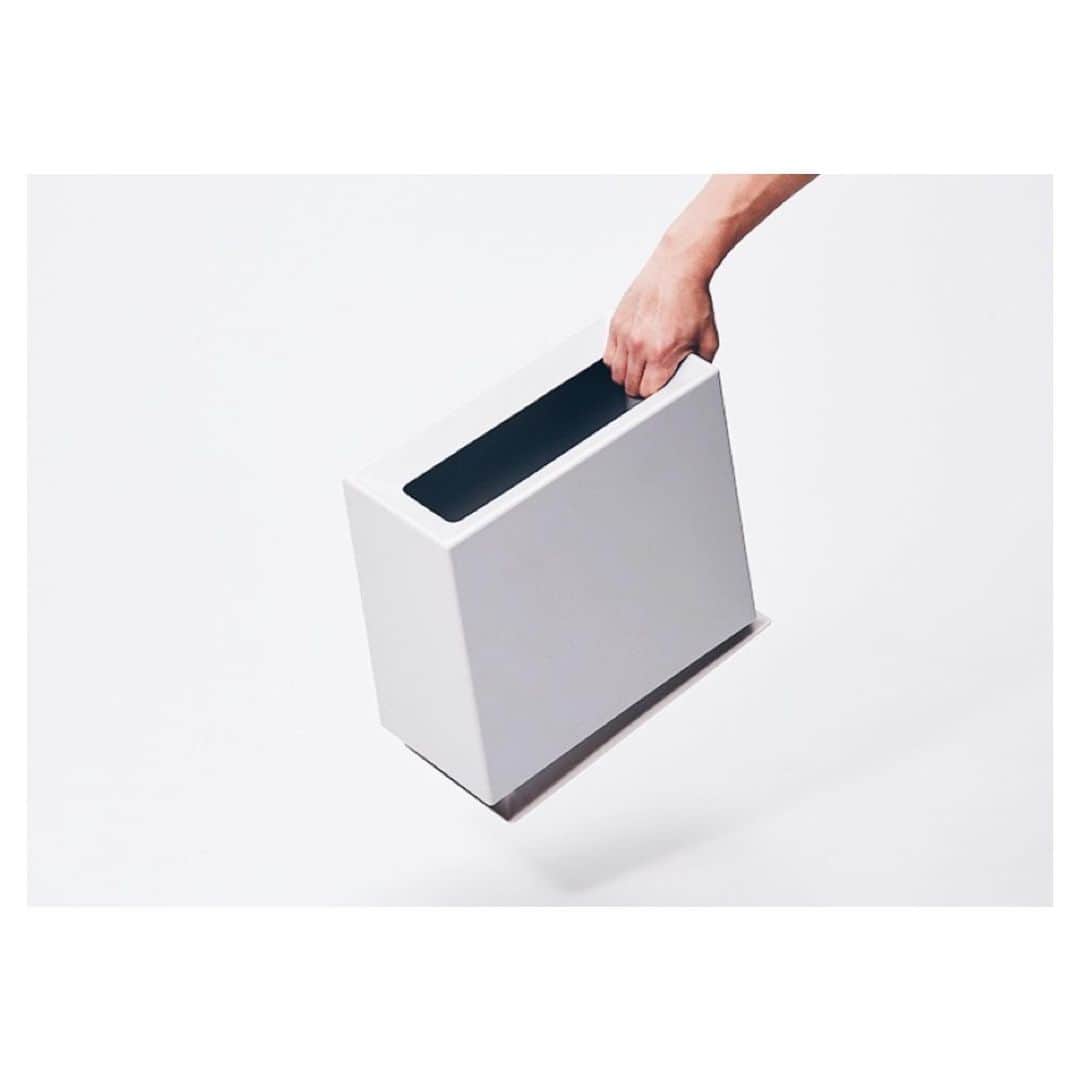 ideaco online storeさんのインスタグラム写真 - (ideaco online storeInstagram)「・ スリムなゴミ箱 TUBELOR BRICK ・ 素敵なお部屋にも必要なゴミ箱。 いくらカッコイイゴミ箱を選んでも、ポリ袋が掛けられてしまうとなんか残念な見た目に。。。でも部屋にゴミ箱がないのもちょいと不便。。。 ・ ideacoのTUBELOR(チューブラー)は二重構造になったゴミ箱。 ・ ボトムのゴミ箱にポリ袋をかけて、カバーを被せるだけで、ポリ袋が見えなくなり清潔感◎ゴミ捨てもカバーを外して、ポイっと捨てて、またカバーを被せるだけ。朝の忙しい時間にも嬉しいー。 ・ 2019SSよりマットカラーにリニューアル。 ホワイト(オフホワイト),ブラック,グレー,ブラウンの４色。 シンプル構造、シンプルデザイン、暮らしに馴染むインテリアゴミ箱です☺︎ ・ ・ #ideaco#イデアコ#ゴミ箱#tubelorbrick #チューブラーブリック#イデアコチューブラー#トラッシュカン#シンプルライフ#シンプルインテリア#ベッドルーム #ベッドサイド#部屋#マイホーム#家づくり#暮らしを楽しむ #暮らしを整える #simplelife#room#simpleinterior #simplehome#teamnaturalinterior#bedroom#bedroomdesign」8月13日 10時55分 - ideaco_home