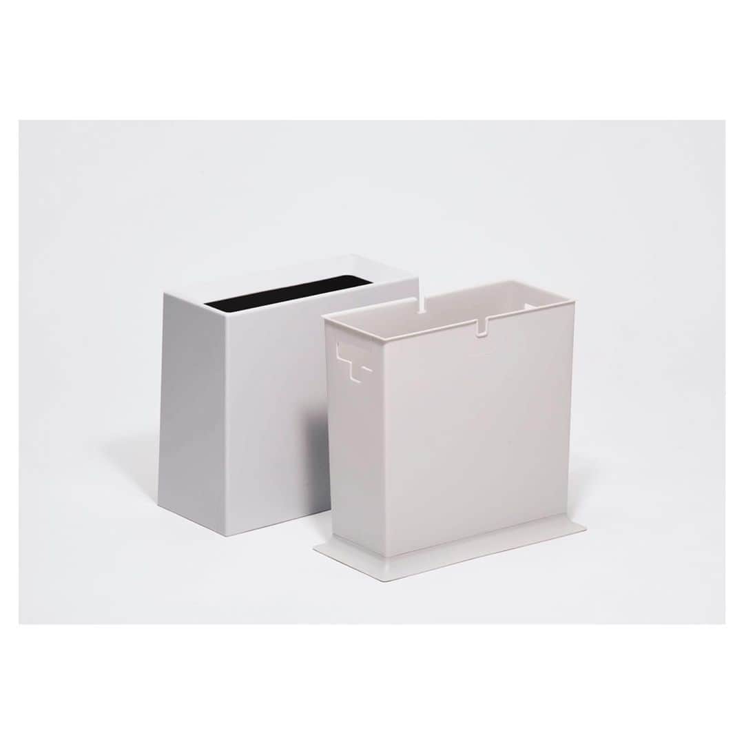 ideaco online storeさんのインスタグラム写真 - (ideaco online storeInstagram)「・ スリムなゴミ箱 TUBELOR BRICK ・ 素敵なお部屋にも必要なゴミ箱。 いくらカッコイイゴミ箱を選んでも、ポリ袋が掛けられてしまうとなんか残念な見た目に。。。でも部屋にゴミ箱がないのもちょいと不便。。。 ・ ideacoのTUBELOR(チューブラー)は二重構造になったゴミ箱。 ・ ボトムのゴミ箱にポリ袋をかけて、カバーを被せるだけで、ポリ袋が見えなくなり清潔感◎ゴミ捨てもカバーを外して、ポイっと捨てて、またカバーを被せるだけ。朝の忙しい時間にも嬉しいー。 ・ 2019SSよりマットカラーにリニューアル。 ホワイト(オフホワイト),ブラック,グレー,ブラウンの４色。 シンプル構造、シンプルデザイン、暮らしに馴染むインテリアゴミ箱です☺︎ ・ ・ #ideaco#イデアコ#ゴミ箱#tubelorbrick #チューブラーブリック#イデアコチューブラー#トラッシュカン#シンプルライフ#シンプルインテリア#ベッドルーム #ベッドサイド#部屋#マイホーム#家づくり#暮らしを楽しむ #暮らしを整える #simplelife#room#simpleinterior #simplehome#teamnaturalinterior#bedroom#bedroomdesign」8月13日 10時55分 - ideaco_home
