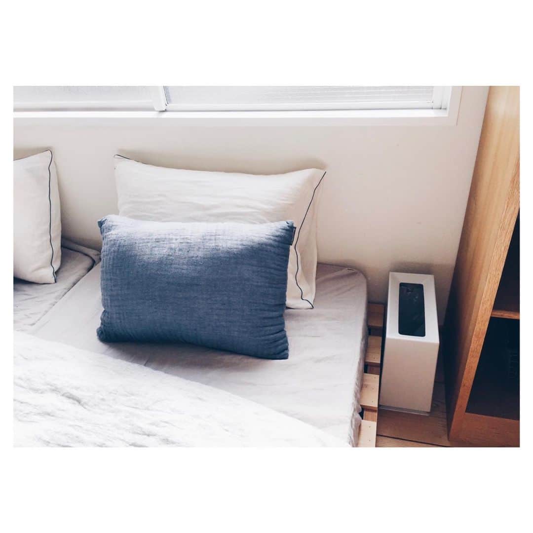 ideaco online storeさんのインスタグラム写真 - (ideaco online storeInstagram)「・ スリムなゴミ箱 TUBELOR BRICK ・ 素敵なお部屋にも必要なゴミ箱。 いくらカッコイイゴミ箱を選んでも、ポリ袋が掛けられてしまうとなんか残念な見た目に。。。でも部屋にゴミ箱がないのもちょいと不便。。。 ・ ideacoのTUBELOR(チューブラー)は二重構造になったゴミ箱。 ・ ボトムのゴミ箱にポリ袋をかけて、カバーを被せるだけで、ポリ袋が見えなくなり清潔感◎ゴミ捨てもカバーを外して、ポイっと捨てて、またカバーを被せるだけ。朝の忙しい時間にも嬉しいー。 ・ 2019SSよりマットカラーにリニューアル。 ホワイト(オフホワイト),ブラック,グレー,ブラウンの４色。 シンプル構造、シンプルデザイン、暮らしに馴染むインテリアゴミ箱です☺︎ ・ ・ #ideaco#イデアコ#ゴミ箱#tubelorbrick #チューブラーブリック#イデアコチューブラー#トラッシュカン#シンプルライフ#シンプルインテリア#ベッドルーム #ベッドサイド#部屋#マイホーム#家づくり#暮らしを楽しむ #暮らしを整える #simplelife#room#simpleinterior #simplehome#teamnaturalinterior#bedroom#bedroomdesign」8月13日 10時55分 - ideaco_home