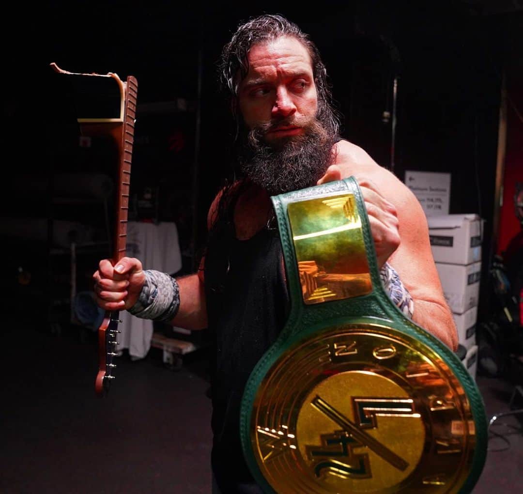 WWEさんのインスタグラム写真 - (WWEInstagram)「@iameliaswwe once again becomes 24/7 Champion after a sneaky guitar shot to @ronkillings1!  #RAW」8月13日 10時58分 - wwe