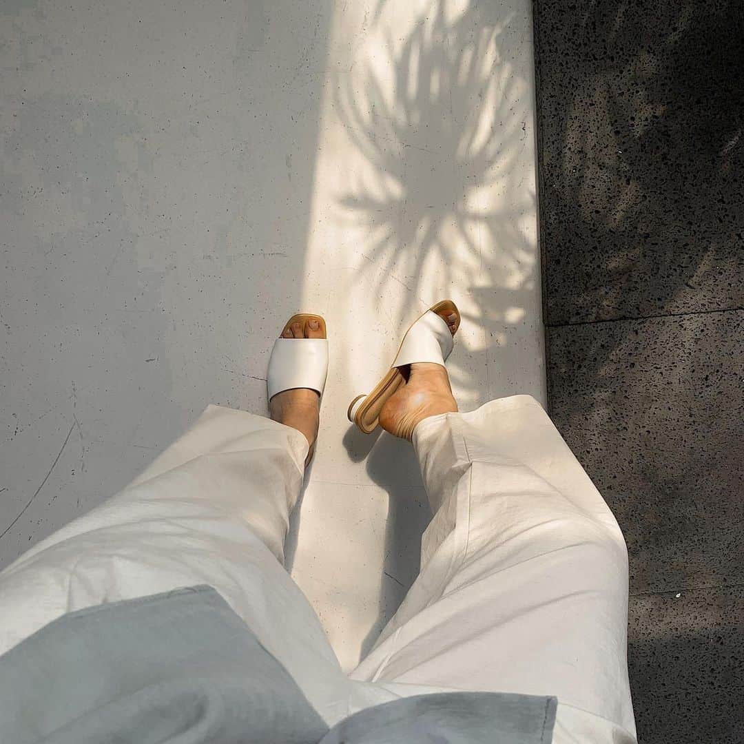 アンジェリーナ・ダニロヴァさんのインスタグラム写真 - (アンジェリーナ・ダニロヴァInstagram)「Palm trees shadows and most comfortable shoes ever made for you by our brand.🌴 #losense @losense_official」8月13日 10時58分 - angelinadanilova