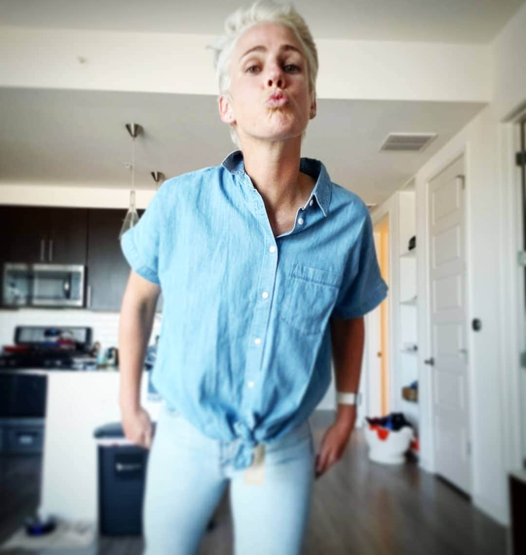 ソフィー・シュミットのインスタグラム：「Canadian Tuxedo kind of day. . . . 12 days wait to see my love. 🥰 #love #distance #canadiantuxedo Lip is looking good 👌🏼」