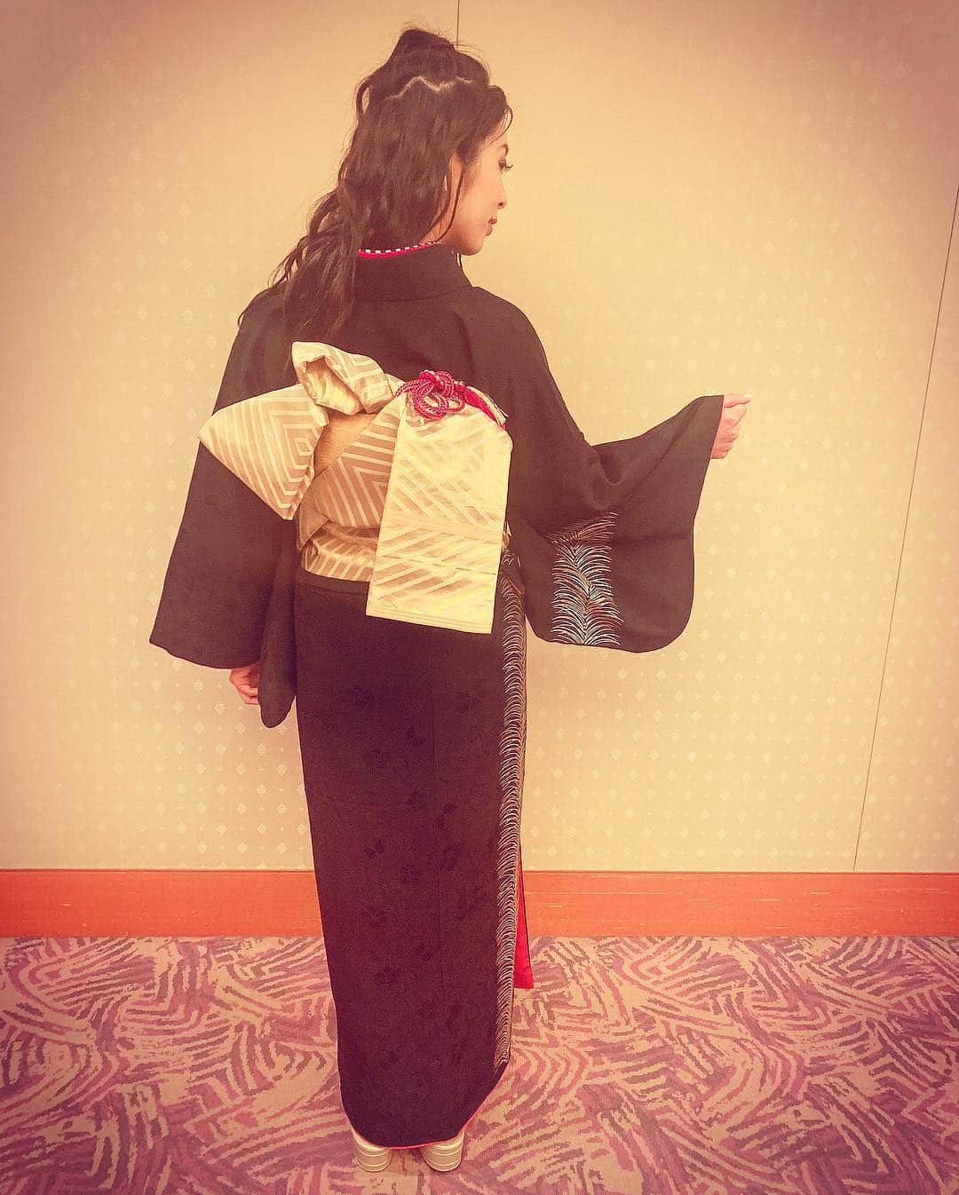 ふくい舞さんのインスタグラム写真 - (ふくい舞Instagram)「京都にて NADESHIKO NIPPON🇯🇵👘🍣 というミスコンで歌わせていただきました🎤🕺 ４７都道府県の代表が水着や、着物でウォーキングしてスピーチ  素敵な女性達に囲まれて 私ももっともっと綺麗になろ💓と静かに決意をしました。  写真は京都出身同士の中村静香さんと、安田美沙子さん😆  美沙子ちゃんは１１年ぶりの再会でした。  初めてのTVのお仕事の時だったので、その時は同郷で、気さくな美沙子ちゃんにどれだけ安心させてもらったか✨  静香ちゃんとは初めましてでした♪  ２人のおかげで楽屋が楽しかったです^_^  又、京都で３人でお仕事ができたらいいなぁ。。。 ナデシコ日本で出会えた皆様、楽しい１日をありがとうございました。  #ナデシコ日本 #京都 #着物ヘア #着物  #kimono #kyoto #ミスコン」8月13日 10時58分 - maifukui1217
