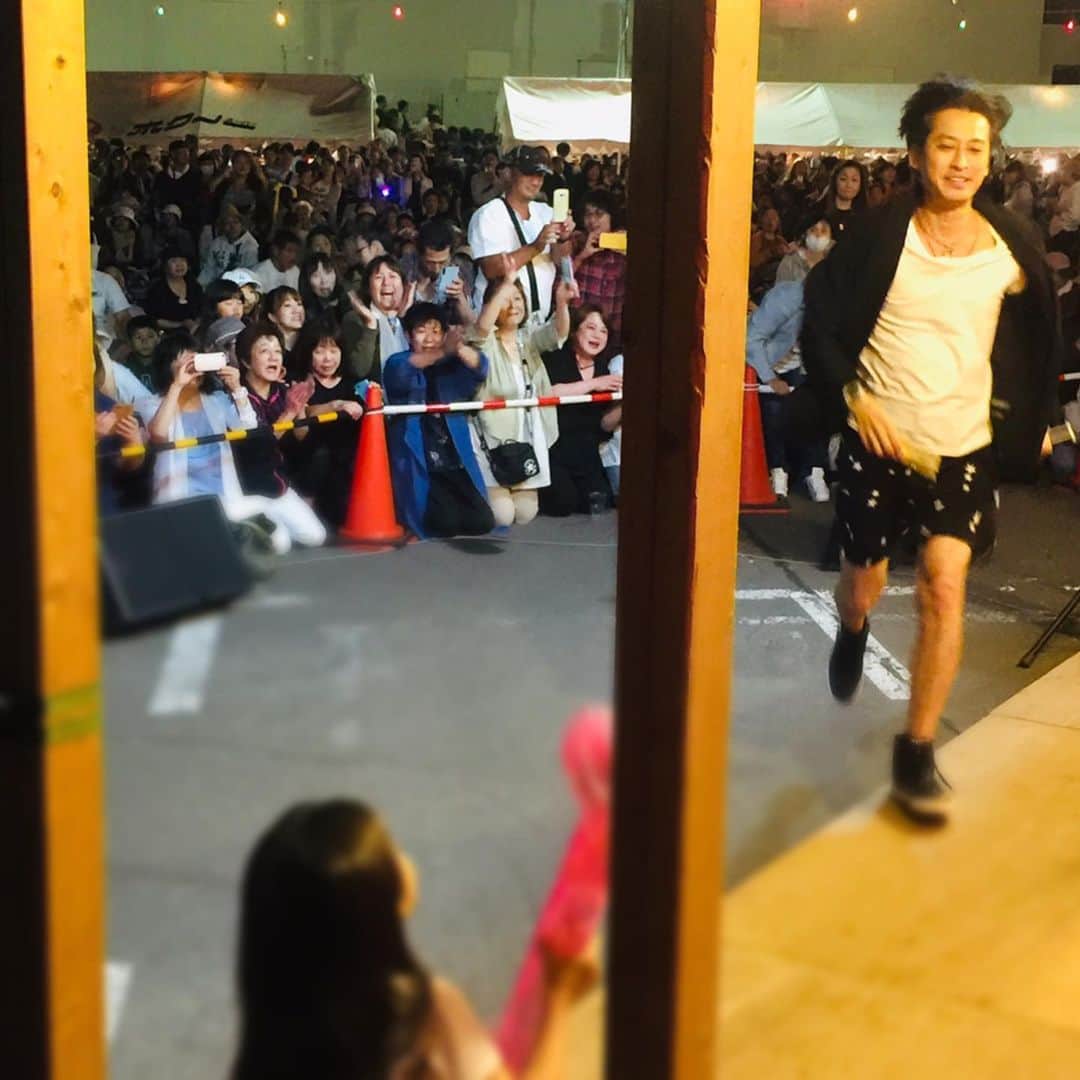 川崎麻世さんのインスタグラム写真 - (川崎麻世Instagram)「ステージから降りて『無条件』を熱唱する俺。ステージの横からパパを応援する樹生の娘😊 可愛かった‼️」8月13日 11時10分 - mayokawasaki
