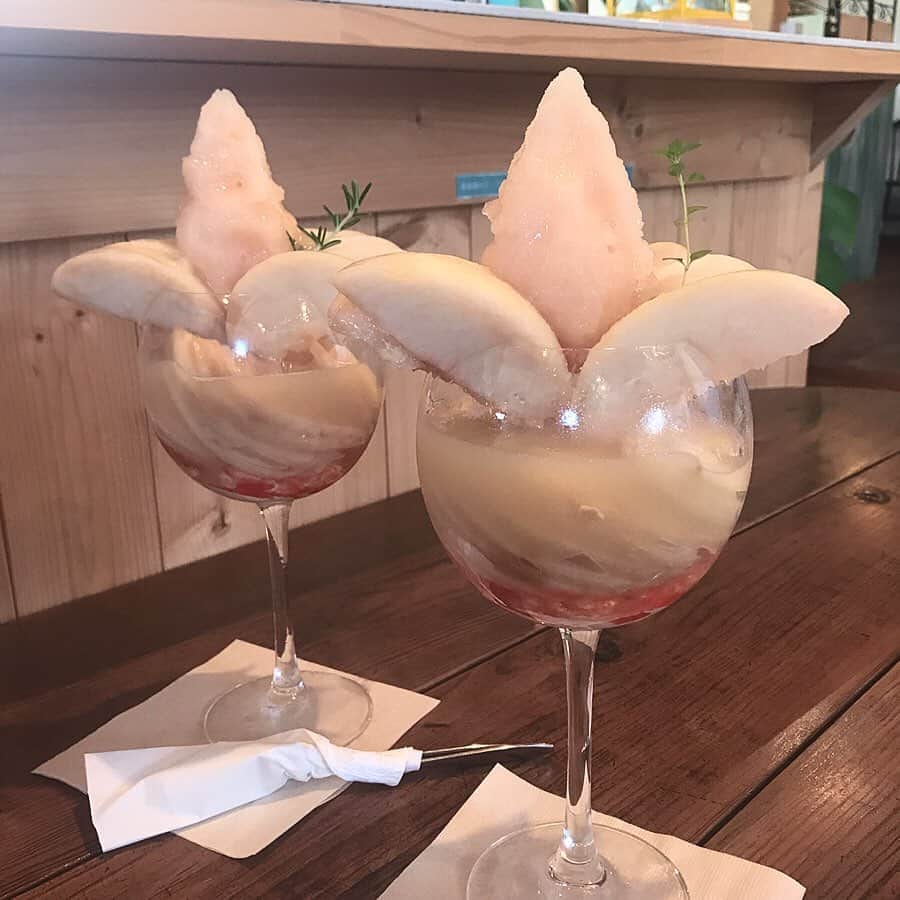 野村明日香のインスタグラム：「* こないだこずさんと行った 📍アガペカフェ 大好きな桃パフェ🍑と めっちゃ食べにくいけど美味しかった BLTサンド🥪 * #アガペカフェ #ランチ #岡崎 #カフェ #岡崎カフェ #岡崎ランチ #愛知 #BLTサンド #桃パフェ #桃 #instalike #instagood #instafood #instagram #instadaily」