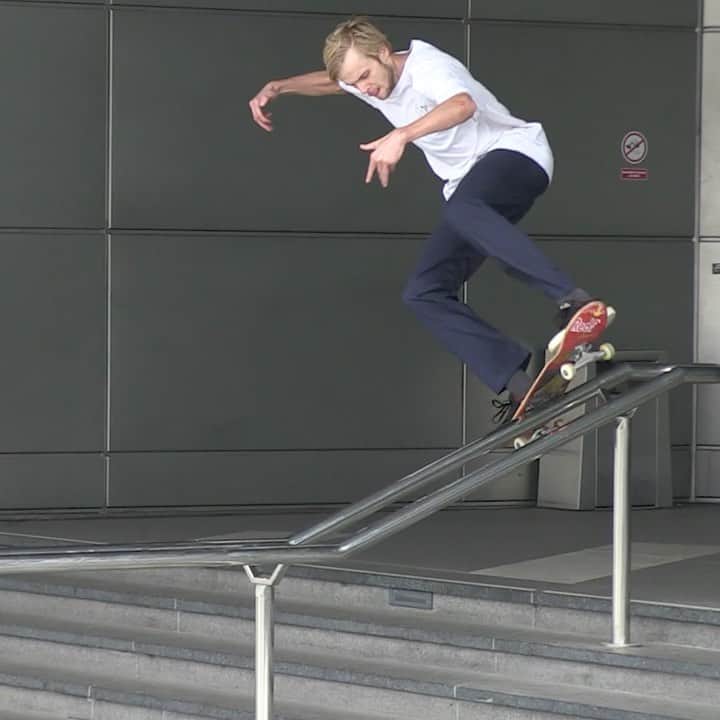 レッドブルのインスタグラム：「why live by the rules, aye? feat. @madarsapse . #redbull #givesyouwings #skate #skateboarding #stairs #skatelife」