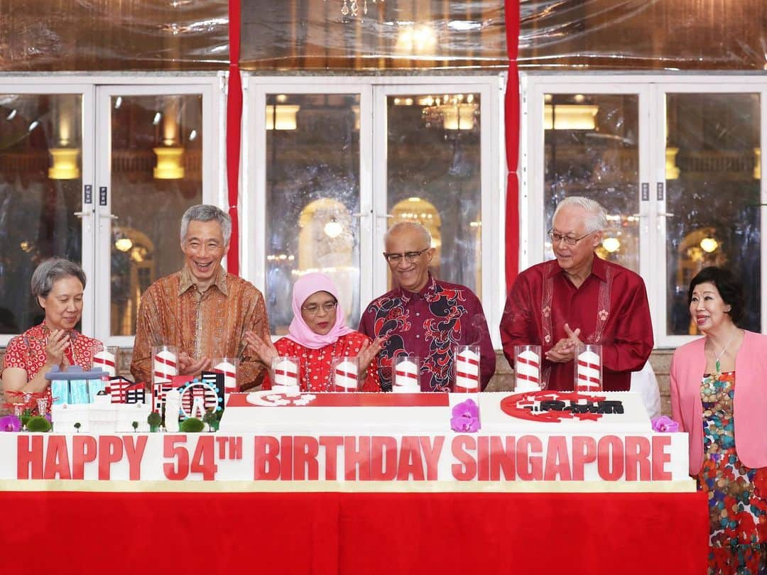 リー・シェンロンさんのインスタグラム写真 - (リー・シェンロンInstagram)「Performers of the #NDP2019 theme song gave a moving performance of “Our Singapore” at last night’s National Day Reception at the Istana. Not easy to bring together so many different voices into a harmonious medley, but they did a great job! ⠀⠀⠀⠀⠀⠀⠀⠀⠀ Happy to meet some of those who made this year’s parade a success, as well as many others who have contributed to Singapore in their own special ways. Happy National Day! 🇸🇬 – LHL ⠀⠀⠀⠀⠀⠀⠀⠀⠀ ([1-3] Photos by me; [4-5] MCI Photos by Betty Chua)⠀⠀⠀⠀⠀⠀⠀⠀⠀」8月13日 11時06分 - leehsienloong