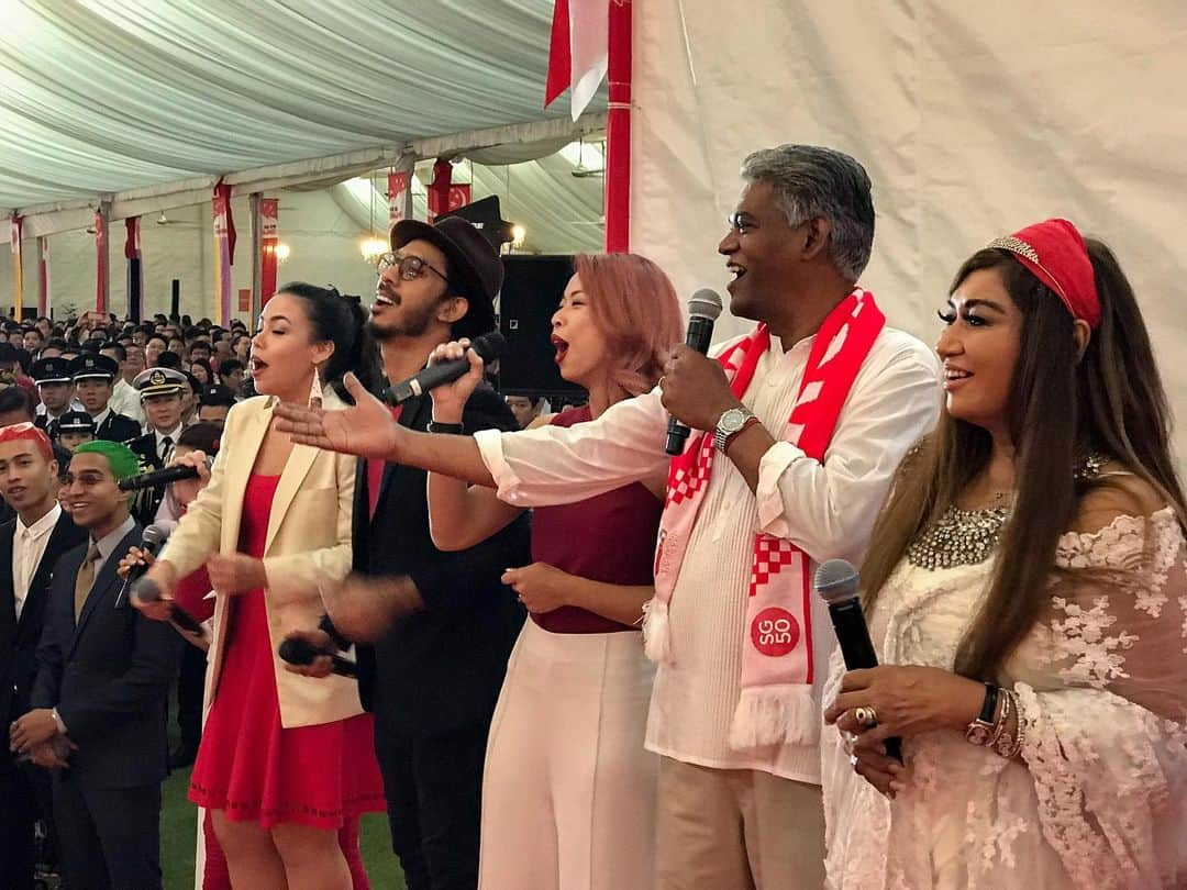 リー・シェンロンさんのインスタグラム写真 - (リー・シェンロンInstagram)「Performers of the #NDP2019 theme song gave a moving performance of “Our Singapore” at last night’s National Day Reception at the Istana. Not easy to bring together so many different voices into a harmonious medley, but they did a great job! ⠀⠀⠀⠀⠀⠀⠀⠀⠀ Happy to meet some of those who made this year’s parade a success, as well as many others who have contributed to Singapore in their own special ways. Happy National Day! 🇸🇬 – LHL ⠀⠀⠀⠀⠀⠀⠀⠀⠀ ([1-3] Photos by me; [4-5] MCI Photos by Betty Chua)⠀⠀⠀⠀⠀⠀⠀⠀⠀」8月13日 11時06分 - leehsienloong