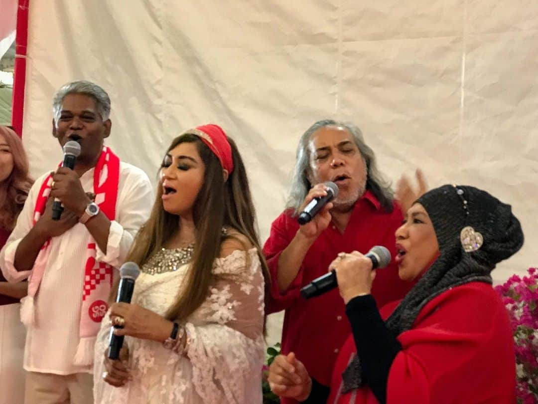 リー・シェンロンさんのインスタグラム写真 - (リー・シェンロンInstagram)「Performers of the #NDP2019 theme song gave a moving performance of “Our Singapore” at last night’s National Day Reception at the Istana. Not easy to bring together so many different voices into a harmonious medley, but they did a great job! ⠀⠀⠀⠀⠀⠀⠀⠀⠀ Happy to meet some of those who made this year’s parade a success, as well as many others who have contributed to Singapore in their own special ways. Happy National Day! 🇸🇬 – LHL ⠀⠀⠀⠀⠀⠀⠀⠀⠀ ([1-3] Photos by me; [4-5] MCI Photos by Betty Chua)⠀⠀⠀⠀⠀⠀⠀⠀⠀」8月13日 11時06分 - leehsienloong