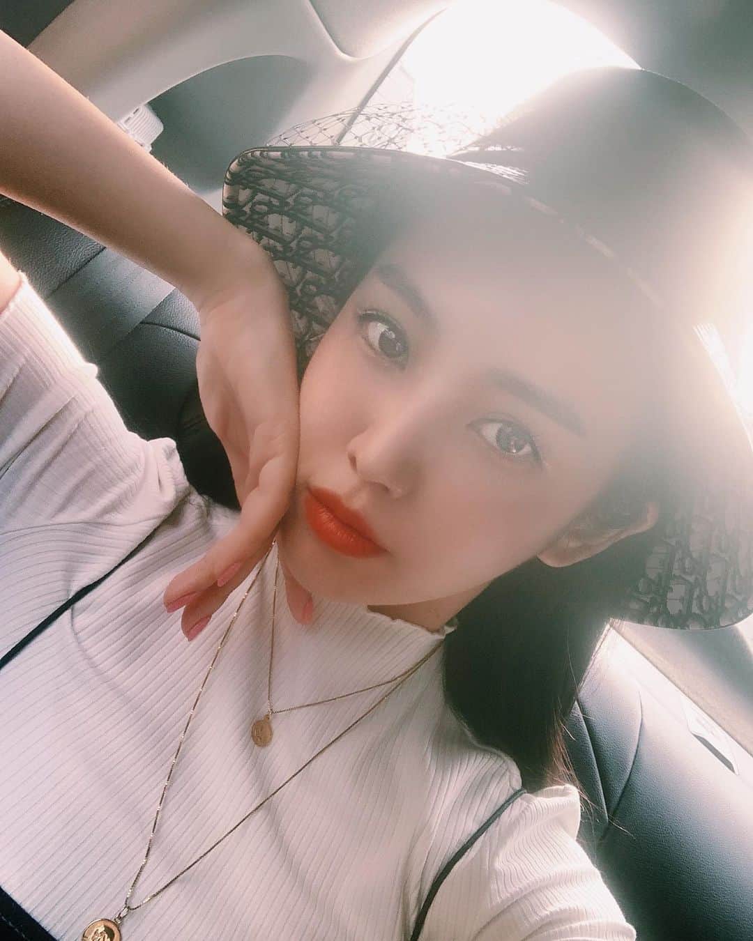 megbabyのインスタグラム：「もちろん、今日もセルフメイクです😳🖤✍🏻リップは02so muss👄」
