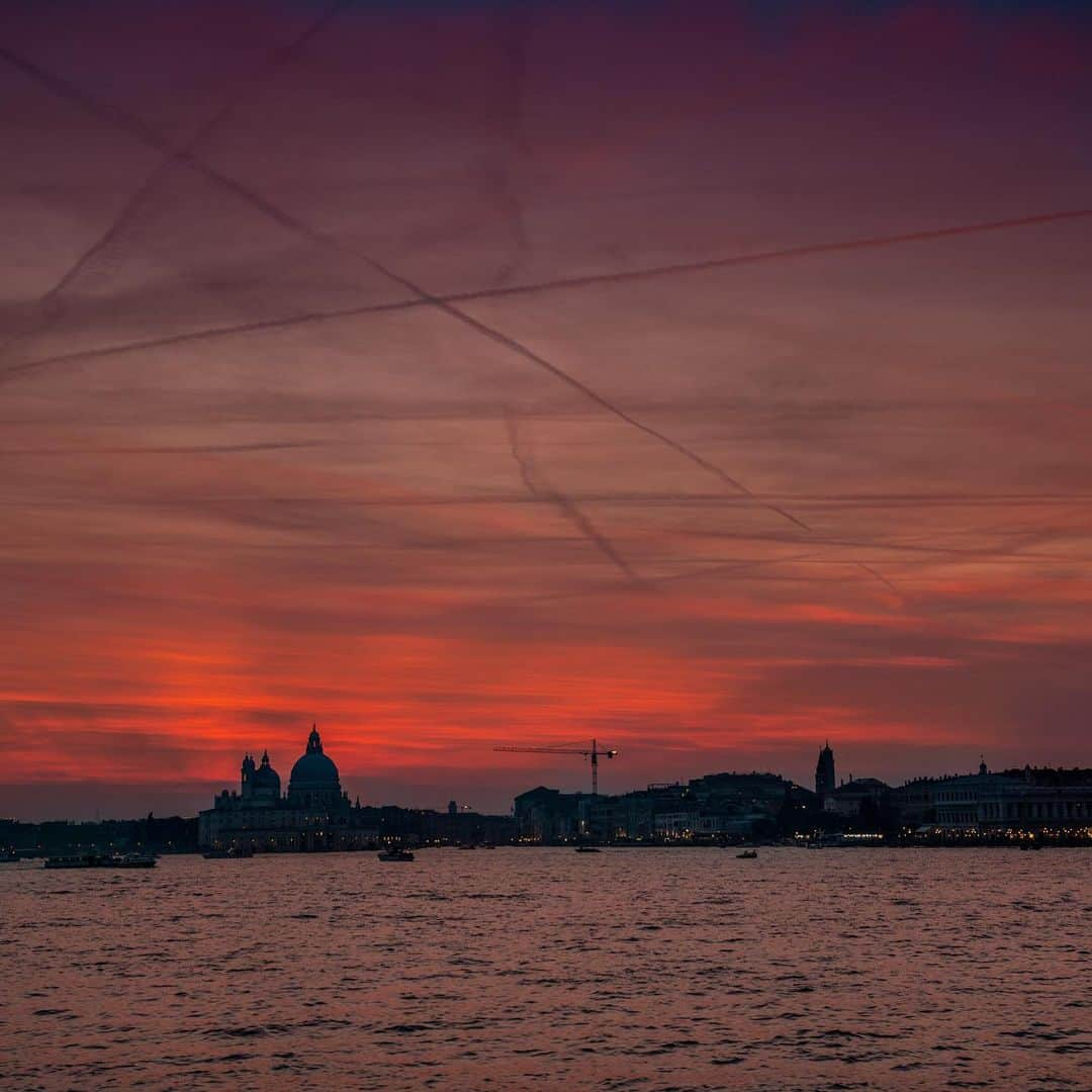 リズ・チェルカソワさんのインスタグラム写真 - (リズ・チェルカソワInstagram)「Always say yes to Venice. Also I finally finished writing my statement of purpose for grad school👩‍🎓」8月13日 11時15分 - lateafternoon