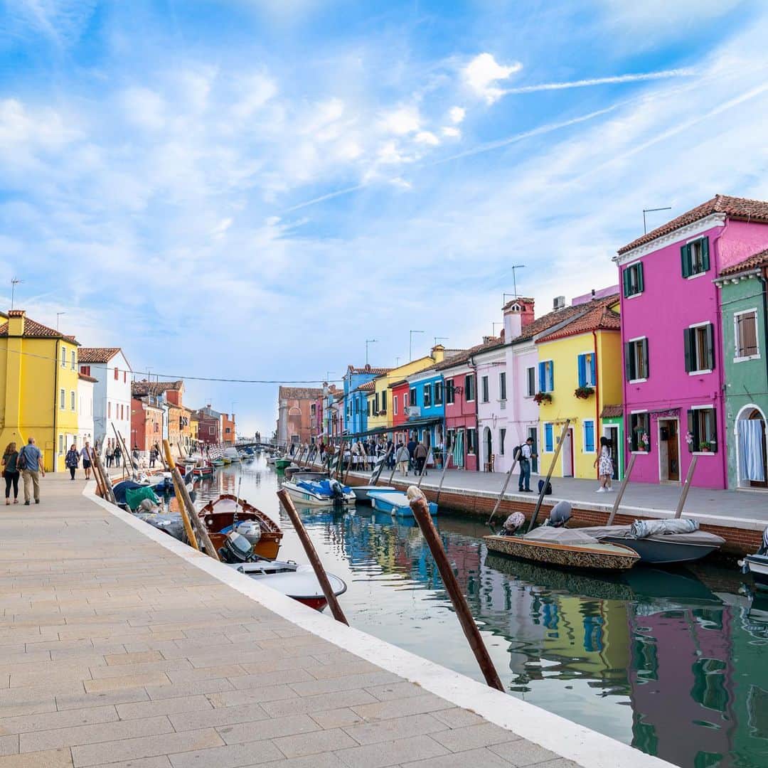 リズ・チェルカソワのインスタグラム：「Always say yes to Venice. Also I finally finished writing my statement of purpose for grad school👩‍🎓」