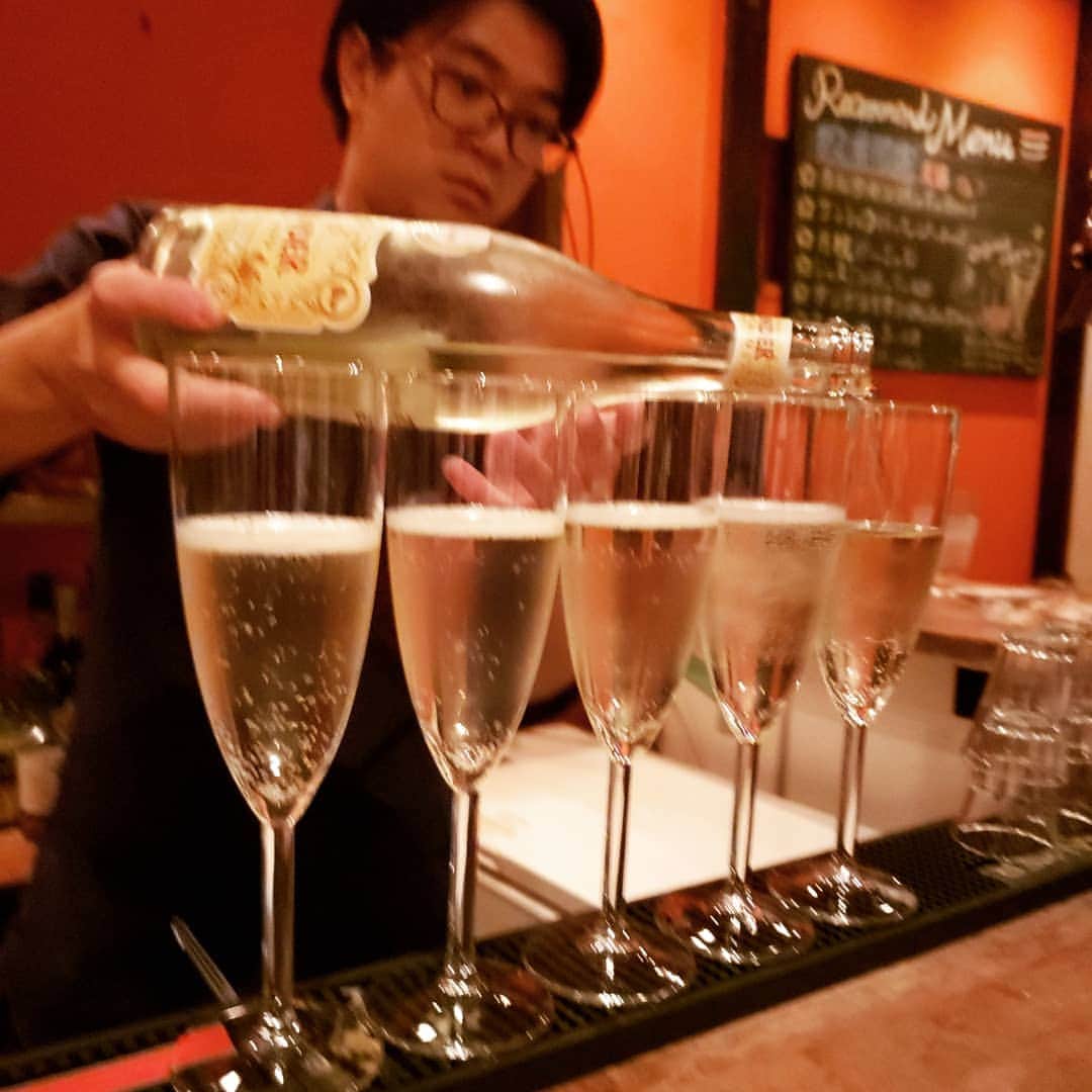 東朋宏さんのインスタグラム写真 - (東朋宏Instagram)「お誕生日に薬酒バーに来てくれたということで急遽お祝い‼️ コンビニスイーツをケーキ代わりに、頂き物のスパークリングワインで乾杯‼️(笑)  大切な日にうちのお店を選んでくれるって嬉しいねぇ。。。 いい一年になりますように‼️ #薬酒インスタ対決 #浅草 #バー #薬酒バー #浅草薬酒バー #スパークリングワイン #スイーツ #コンビニスイーツ #誕生日 #プレゼント #誕プレ #おめでとう #これはおとといの写真です」8月13日 11時17分 - tomohiro_azuma