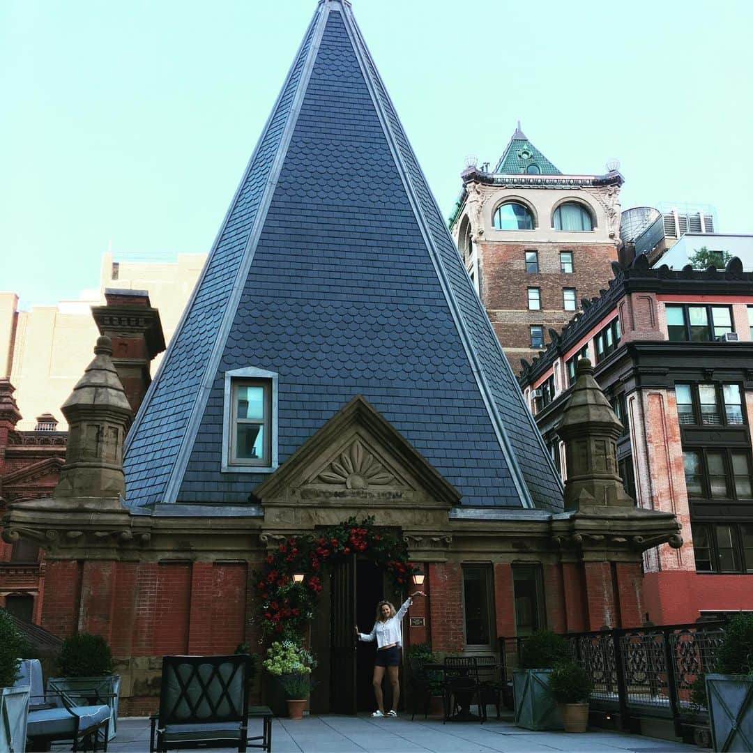 ダニー・マスターソンさんのインスタグラム写真 - (ダニー・マスターソンInstagram)「Just the dopest hotel in NYC. Shire cabin on the roof. #thebeekmanhotel」8月13日 11時28分 - dannymasterson