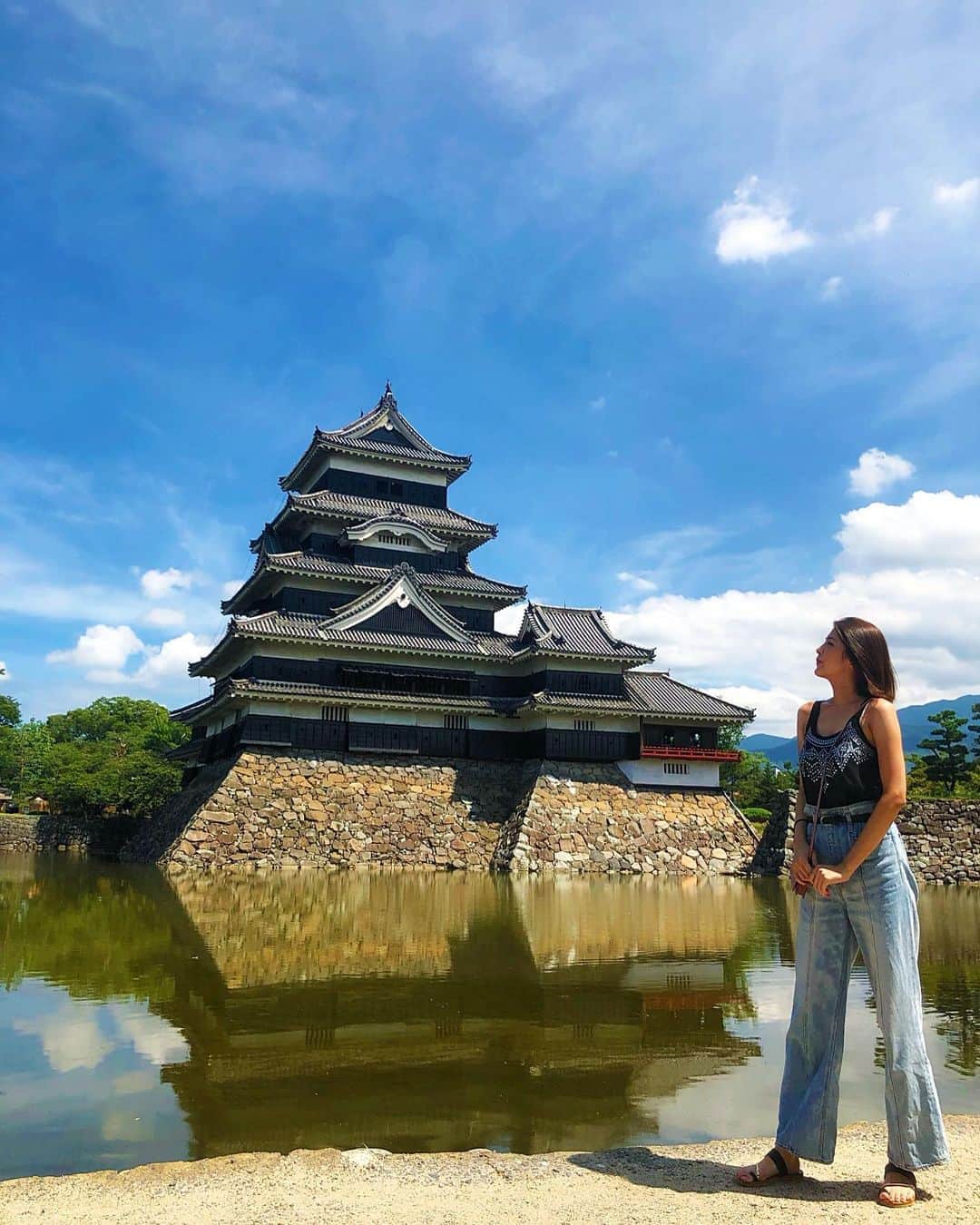 源崎トモエのインスタグラム：「松本城🏯✨ お盆休みは両親と長野旅行へ🚗 ³₃ 温泉入ってお蕎麦食べて長野散策して満喫☺️ . 暑い日が続きますが みなさまもよい休日を🧚‍♀️ . #長野県 #長野観光 #松本城 #国宝 #松本城散策 #信州 #お盆休み #家族旅行 #いい休日」