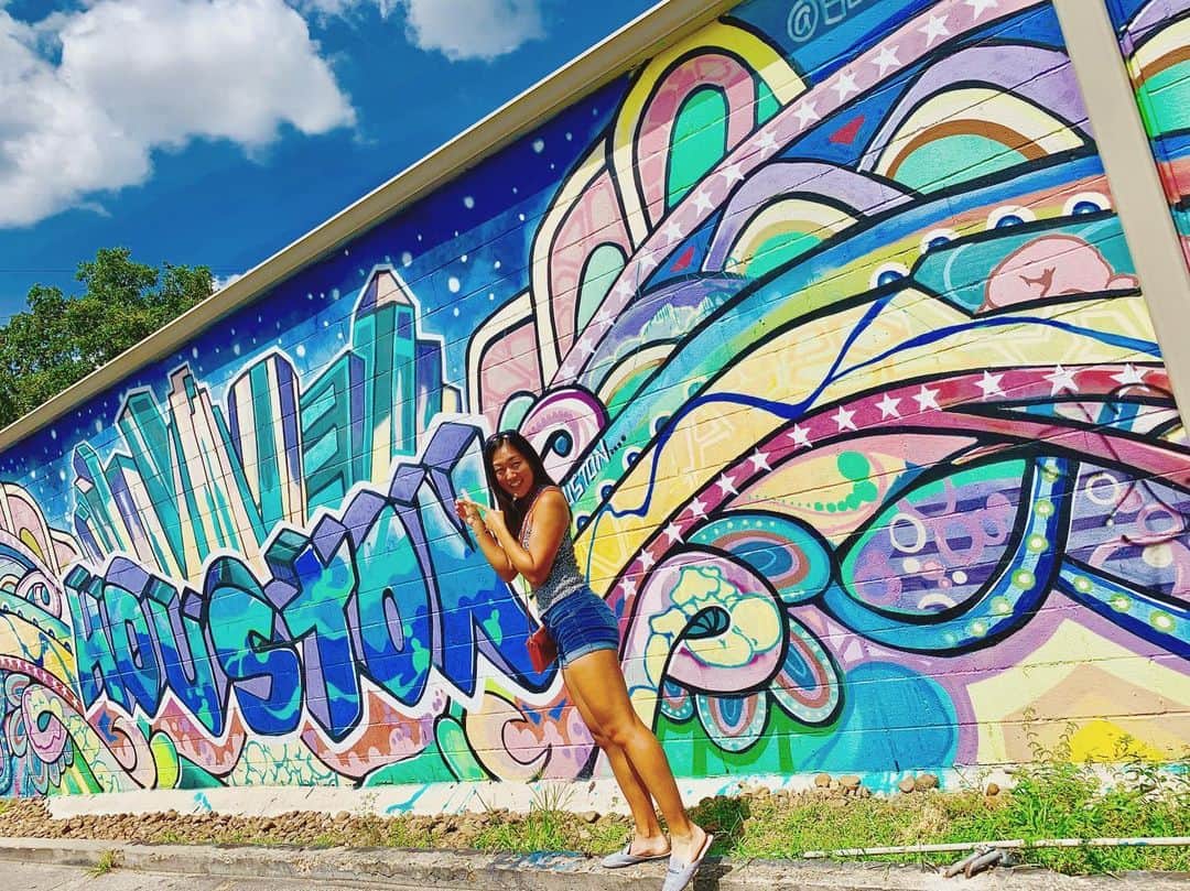 のインスタグラム：「HoUsToN gRaFfItI🌎⭐️🚀💙🖌 • • •  #ヒューストン #テキサス #アメリカ #グラフィティ #テニス #選手 #絵 #houston #texas #art #love #colorful #graffiti #paint #tourist #fun #smile #tennis #athlete #home #smile」