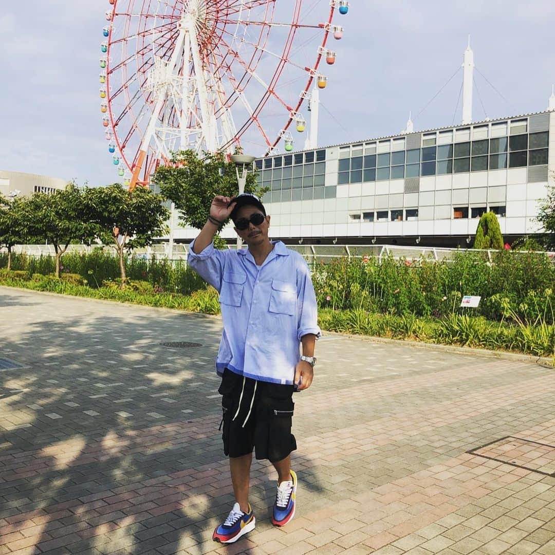 のインスタグラム：「. . . どうも僕です🤘🏻 日焼けを防ぐ為に今回はシャツコーデ。 オープンカラーのロングスリーブシャツでこの薄い生地感や色味のものはなかなか見つからなかったので重宝してます💁‍♂️ Tシャツばかりの単調なコーデになりがちな夏場ですが、生地や色味をうまく使ったシャツコーデも👌 . . . cap @chromeheartsofficial  shirts @magicstick_tyo  pants @xpatriotx . . . #ジャパスニ #ジャパスニ女子 #ジャパスニピックアップ #NIKE #ナイキ #ナイキスニーカー #sacai #nikesacai #ldwaffle #sacaildwaffle #magicstick_tyo #chromehearts #saintlaurent」