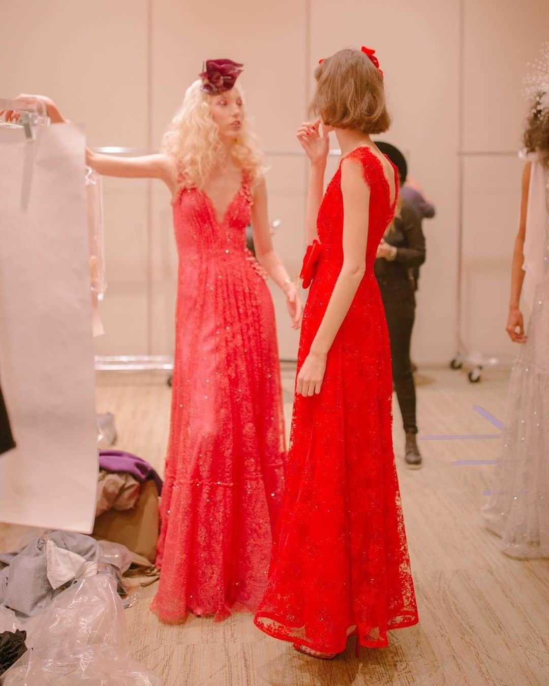 ロダルテさんのインスタグラム写真 - (ロダルテInstagram)「Flamingo Pink or Red? @blondie_721 and @sashaknysh.omg backstage at the FW19 show (ph: @emmacraft).」8月13日 11時31分 - rodarte