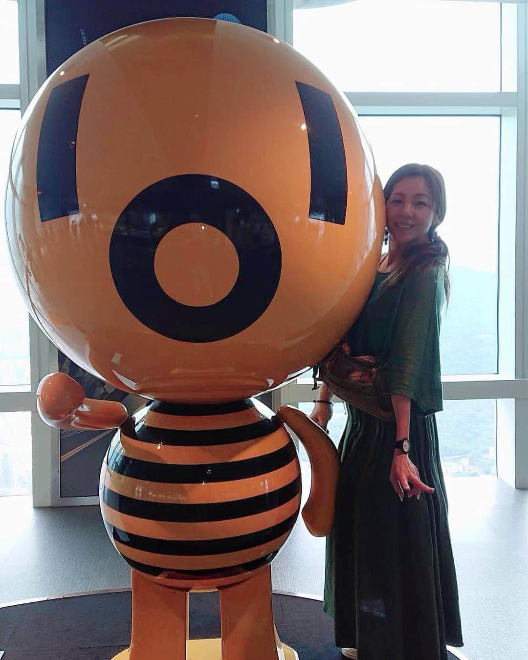 井上貴子のインスタグラム：「台湾に来てるのよ^ ^  どこへ行っても混んでるよね。 今回こんなにかわゆいBOYとも一緒なんだ^ ^  真剣に撮影している 神取社長を撮影！！！ 良いお天気^ ^ 基隆というところへ移動中。  いろんなとこへ 連れてってくれる車を 準備してくれることも 言葉を通訳して案内してくれる方が 同行してくれることも  サイコーに綺麗で贅沢な宿も^ ^  全てのことに感謝して 今日も一日過ごそーーっと^ ^  しかし  全女時代 毎日のようにバスで移動していたからなのか…  車の揺れは睡眠薬のようで 十分な睡眠をとっていても なぜか…眠る…  キモチイイ…… 贅沢だ♡  Happyで^ ^  #井上貴子  #LLPWX #女子プロレス #紅緒と柊音 #トイプードル #神取忍 #台湾 #台北 #基隆 #バス移動 #101タワー展望台」