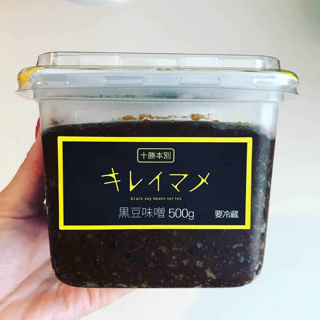 島谷ひとみさんのインスタグラム写真 - (島谷ひとみInstagram)「北海道帯広で買ってきた黒豆味噌。  あー、コクがあってショッ辛くなく美味しい〜！ スイートコーンご飯は、宮城の東松島の木村さんちの「とみぎ」。 甘ーくて美味しい！  バターの香りを、クンクン嗅ぎながらいただきました〜。 今朝のbrunch🍴  さて、  お仕事！  #黒豆味噌 #北海道産 #大地の恵みをいただく #お野菜をごま油で炒めてから #黒豆味噌汁 #コーンご飯 #仕上げのバターが味噌 #brunch #島谷ひとみ #島谷製作所」8月13日 11時34分 - shimatani_hitomi_official