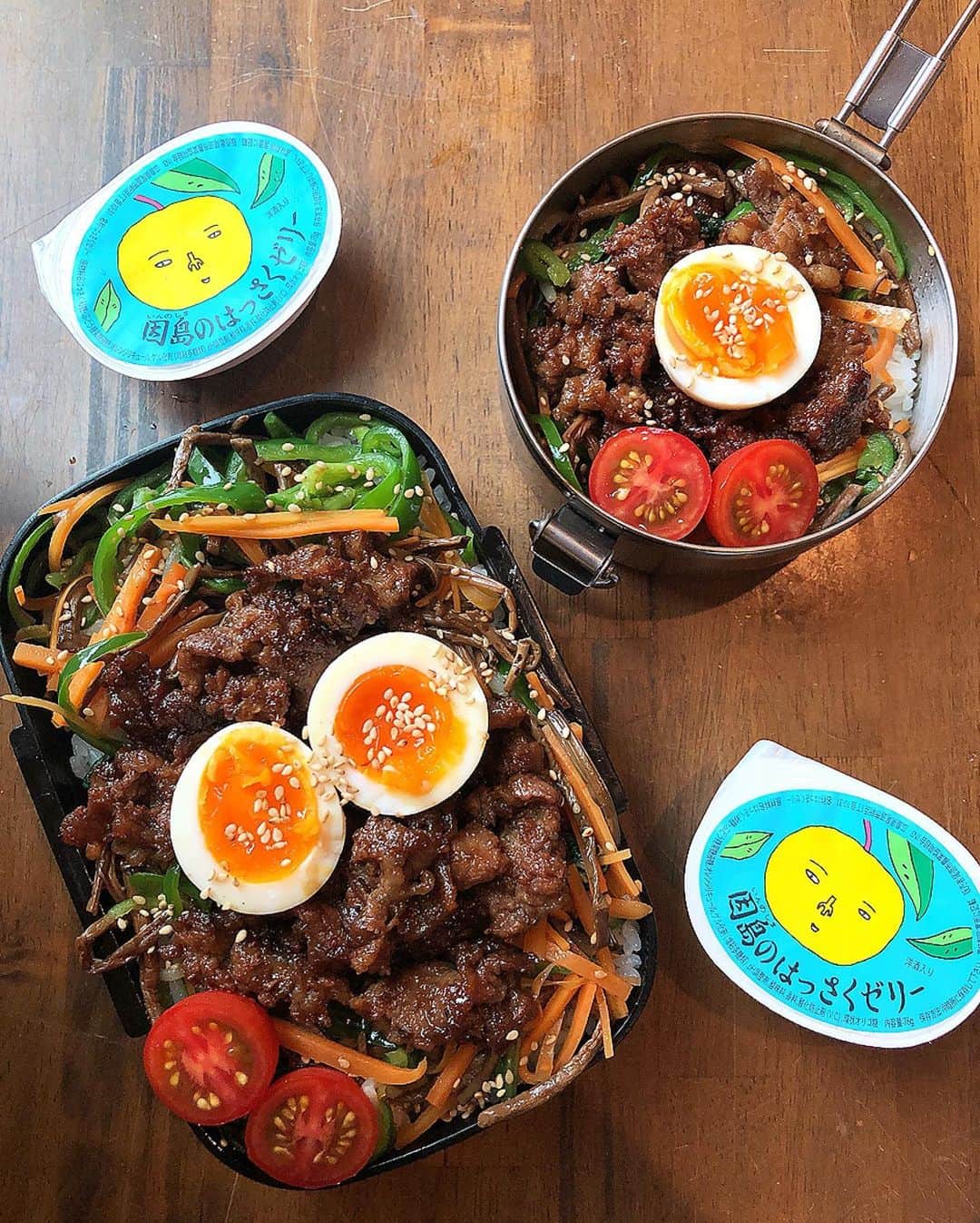 のインスタグラム：「【ビビンバ弁当です！】. . . . . . . 昨日、晩ご飯が焼肉だったので、ビビンバ弁当にしました〜！ . . . . . . ナムルが足りなかったので、ピーマンを追加しました！. . . . . . . ゼリーは保冷剤ではさめばキンキンです。 . . . . . 弁当の蓋が2重になってブロックされてるから、保冷剤も溶けにくくなってます。はる兄とれんちびの塾弁です。 . . . . . 今日は雨です。はる兄、リュックを背負ったままカッパを着て行ってきます。 . . . . . . はる兄「ちゃす。」と言って出て行きました。. . . . . . . . . ちゃす＝ありがとう？. . . . #お弁当 #ビビンバ #obento #mixedrice」