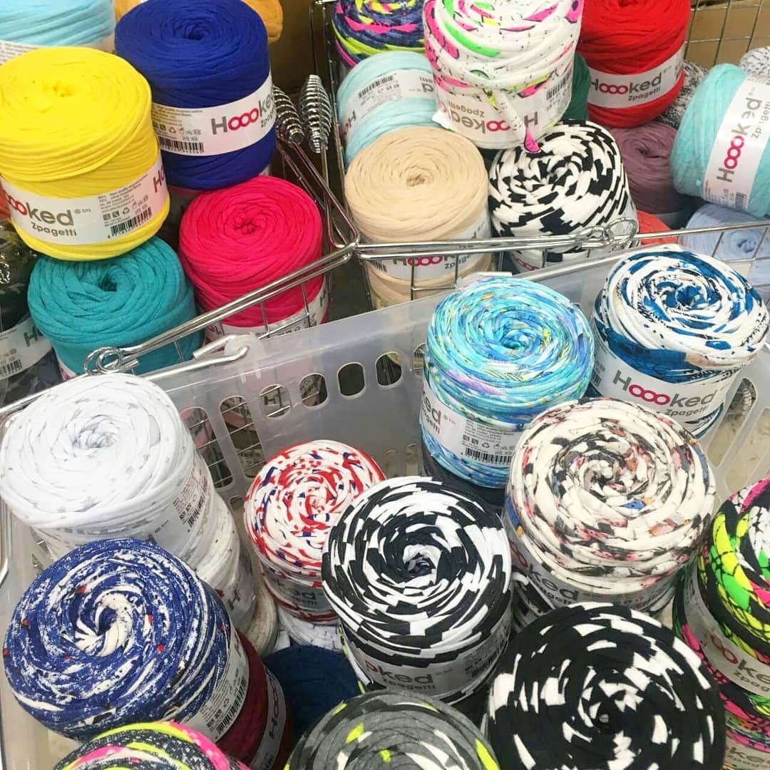 オカダヤ新宿本店コンシェルジュさんのインスタグラム写真 - (オカダヤ新宿本店コンシェルジュInstagram)「暑い日は、ザクザク編み上げられるズパゲッティがおすすめです！オカダヤ新宿本店服飾館5階Bフロアでは、ただ今夏らしい明るいカラーのズパゲッティが揃っています！！ベビーズパゲッティもカラフルです！バッグはもちろん、アクセサリーやインテリア作りに。※ズパゲッティはリサイクルヤーンの為、カラーは現品限りになります。 . ▼ズパゲッティ ￥1,800＋税 ▼ベビーズパゲッティ ¥460＋税 . ▼取扱店舗 オカダヤ新宿本店服飾館5階Bフロア . #ズパゲッティ #ベビーズパゲッティ #hoookedzpagetti #zpagetti #Tシャツヤーン #春夏糸 #春夏毛糸 #手編み糸 #編み物 #編み物部 #編み物好きさんとつながりたい #編み物好きな人とつながりたい #手仕事のある暮らし #ハンドメイド好きな人とつながりたい #ハンドメイド #手芸 #かぎ針 #かぎ針編み #yarn #knitting #handknitting #crochet #crocheting #handmade #マーノクレアール #manocreare #ホビースクランブル #HOBBYSCRAMBLE #オカダヤ #okadaya」8月13日 11時38分 - shinjuku_okadaya