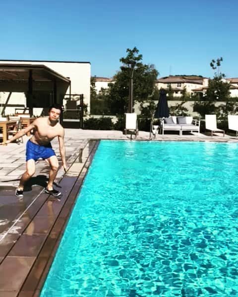 のインスタグラム：「6.0, 6.0, 6.0, 6 0, 6.0💦 #sunnycali #watercolor #water #swiming #in #pool」