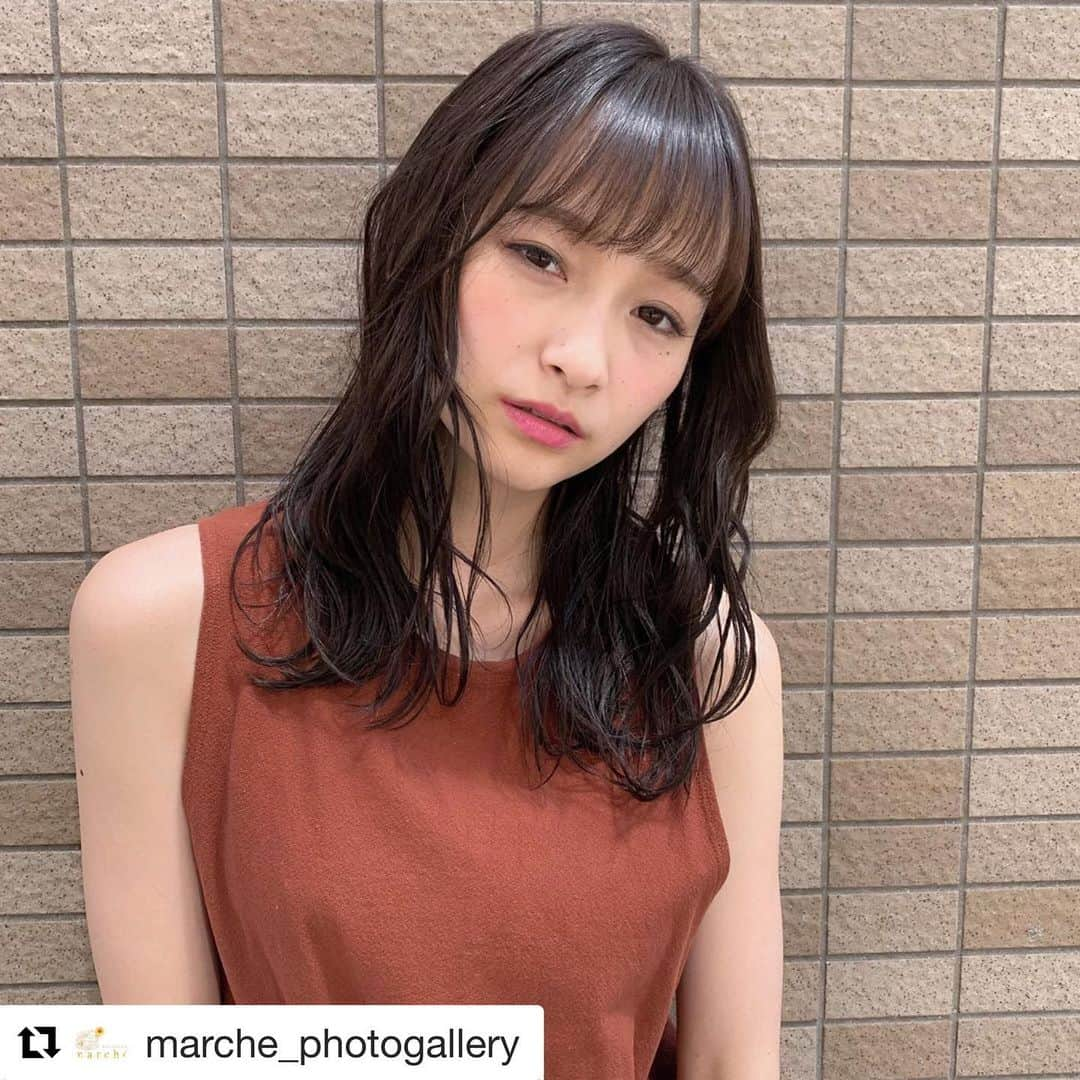 THROW 【スロウ】さんのインスタグラム写真 - (THROW 【スロウ】Instagram)「#Repost @marche_photogallery with @get_repost ・・・ ～マルシェで撮影会しました📸～ 撮影後に外で撮った1枚📸 ゆるふわウェーブで柔らかい印象に🙆‍♀️ 撮影データお楽しみに～！ * 今回は、暗髪カラーで大人っぽく光に 当たると透き通るcolorに🌿 色落ちしても可愛いです👏 【ダークグレージュ】 * ついでに前髪カットしました✄ 長かった髪をシースルーバングに💇‍♀️ * #セミロング #ミディアムヘア  #ミディアムレイヤー #セミディ  #ダークグレージュ #グレージュ  #コリアンブラック #ブルーブラック #ブルージュ  #波巻き #ゆるふわ巻き #ウェーブ巻き  #シースルーバング #前髪ぱっつん  #暗髪カラー #外国人風 #透け感 #スロウカラー #いいね返し #いいね返しは絶対 #いいねした人全員フォローする  #サロンモデル募集中  #お洒落さんと繋がりたい  #美容師さんと繋がりたい  #カメラ好きな人と繋がりたい  #旅行好きな人と繋がりたい  #池袋美容室 #池袋美容師」8月13日 11時48分 - throwcolor