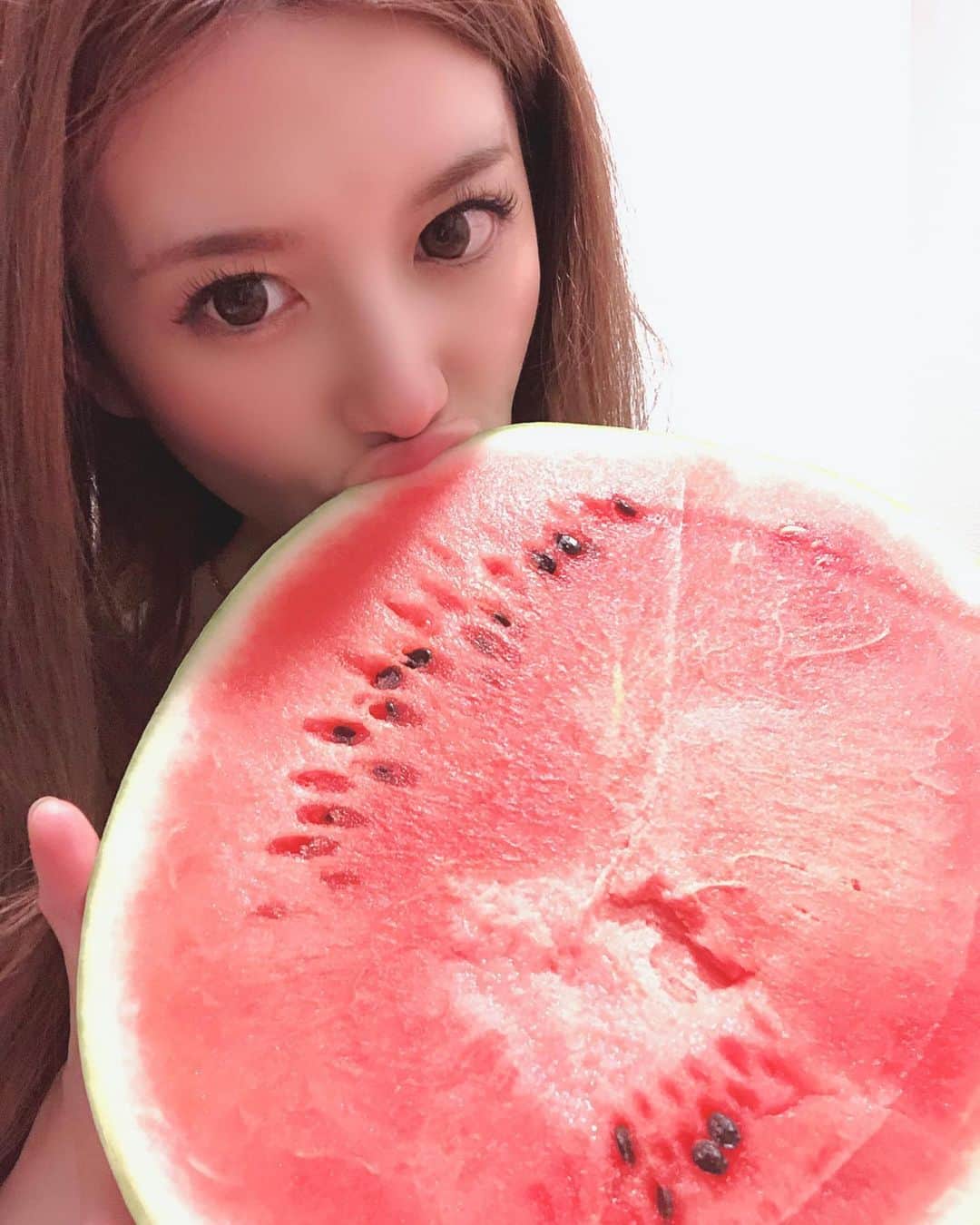 栗林里莉さんのインスタグラム写真 - (栗林里莉Instagram)「I love water melon🍉 一緒に食べる😋？ #watermelon  #スイカ大好き #栗林里莉  #ririkuribayashi  #japanese」8月13日 11時49分 - riri_kuribayashi_official