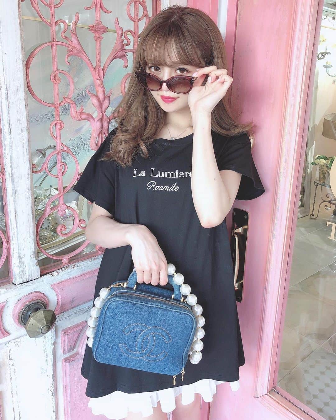 のインスタグラム：「かじゅある🐰💕 . シルエットがとっても可愛い Rasmile Tシャツ第二弾👗💫 . フリルショーパンを合わせてワンピース風に コーディネートしてみたよ💕 . このTシャツはユニセックスで着ても とっても可愛いから、今度メンズモデルと 撮影をして、またコーディネートアップ しようと思ってます〜🥰💕 . . Tシャツ @rasmile_official (8/17発売) バッグ @chanelofficial  スカート @rasmile_official . . . phot spot @vintageqoo 💓💓 . . . . #カジュアルコーデ#カジュアルファッション#Tシャツ#tシャツコーデ#tシャツワンピ#シャネル#デニム#デニムコーデ#chanel#chanelbag#vintageqoo#vintagefashion#vintagechanel#rasmile」
