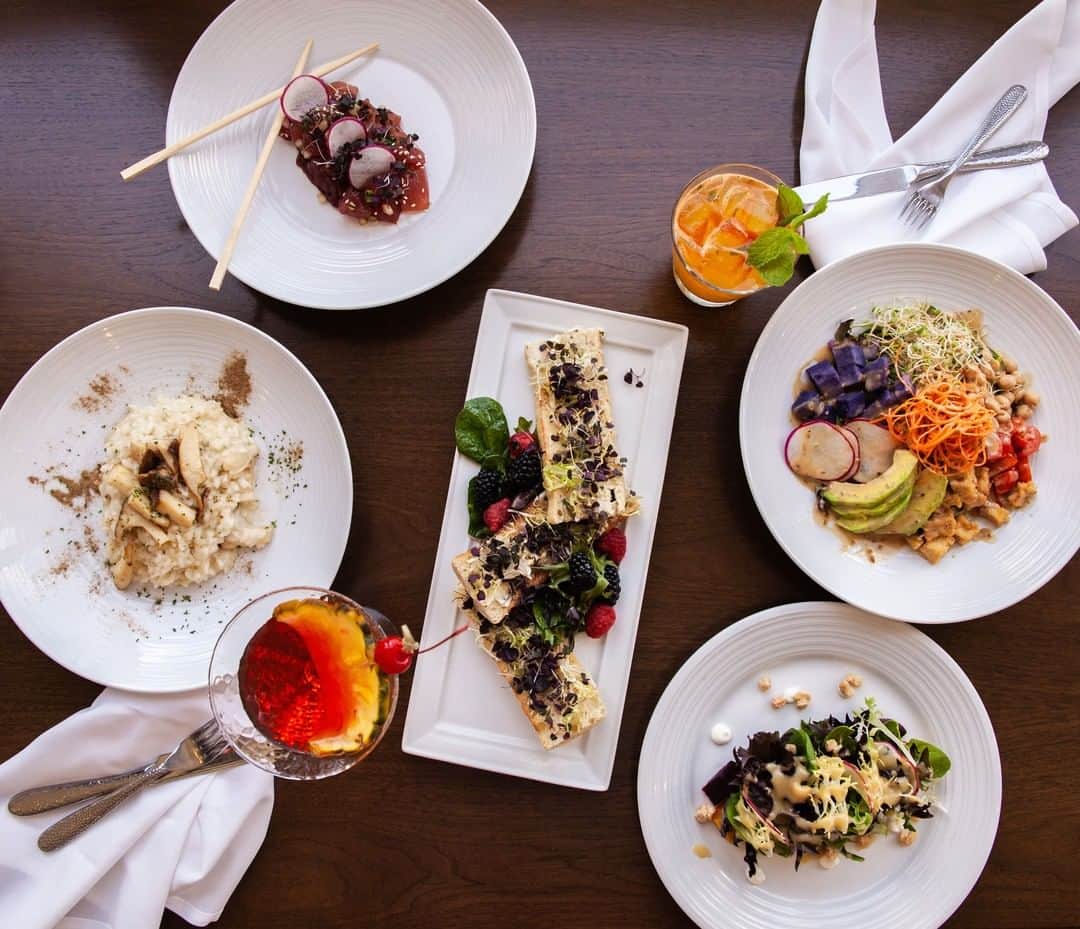 Prince Waikikiさんのインスタグラム写真 - (Prince WaikikiInstagram)「Keeping your lunch colorful includes cocktails right? Dine with us at @100Sails! #100Sails #PrinceWaikiki | Photo by @saltshinecreative」8月13日 11時57分 - princewaikiki