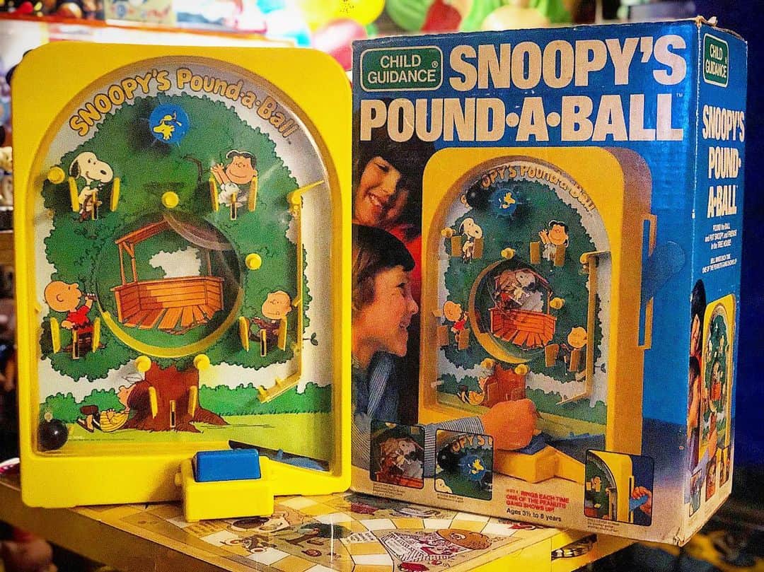 大川知英のインスタグラム：「80's PEANUTS Snoopy's Pound-A-Ball Game🇺🇸 箱に移ってる女の子は位置的にゲームの 裏側見てるけど裏は何もないはずなのに スマイル👨🏽‍✈️何があるのか気になる🤡 #peanuts #snoopy #poundagame  #80s#1時間は遊べる#何が出るか楽しい #amecajiboys #takatsubase  #アメトイ部」