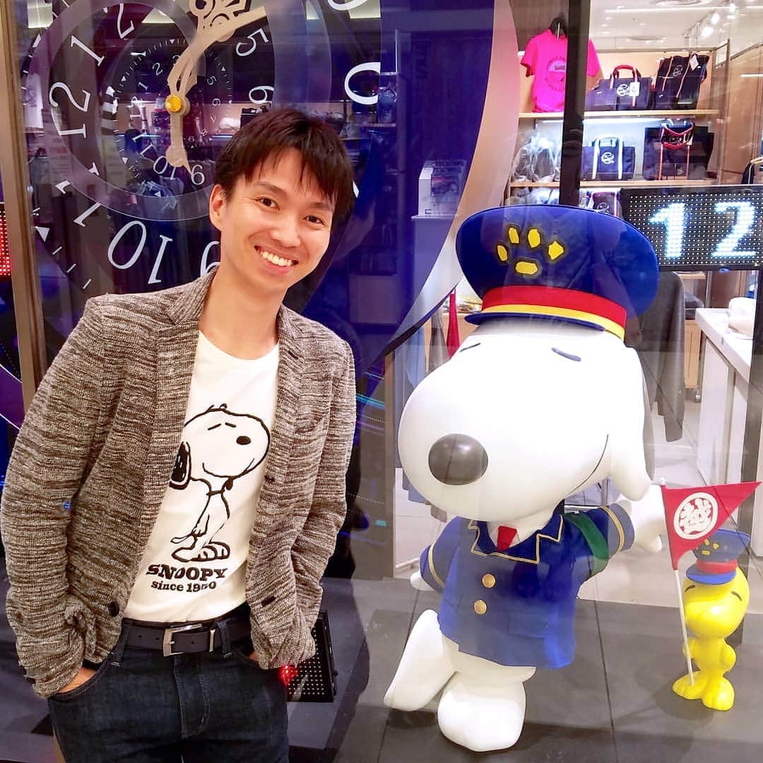 のインスタグラム：「自分のことを犬とは思っていない空想好きのナルシスト。赤い犬小屋の屋根で寝るのは、閉所恐怖症だから。親友は黄色い小鳥のウッドストック。世界で一番愛されているビーグル犬・スヌーピーだ。昨日は、二週連続で（笑）そんな愛犬が毎年夏に開催する恒例イベント『SNOOPY in 銀座 2019』へGO！今年は新元号・令和を記念して、スヌーピーとピーナッツの仲間たちが、時空を超えてさまざまな時代のコスチュームで登場しました。毎年どんどん拡大する銀座三越の占領ぶりに、自称・飼い主としては頭が上がりません！  #古村勇人 #スヌーピー #snoopy #ウッドストック #woodstock #犬 #空想 #ナルシスト #犬小屋 #閉所恐怖症 #親友 #小鳥 #世界 #ビーグル犬 #愛犬 #夏 #summer #スヌーピーin銀座2019 #snoopyinginza2019 #令和 #ピーナッツ #PEANUT #時代 #コスチューム #銀座三越 #銀座 #三越 #チャーリーブラウン #タイムトラベル #東京」