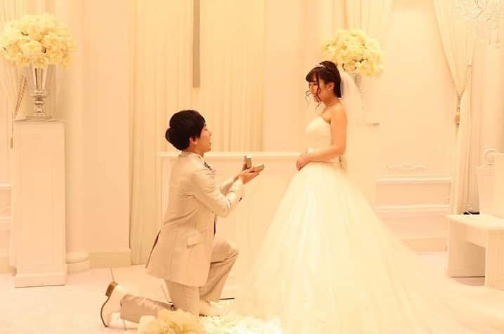 Choole 業界初、オンライン結婚式準備サービスさんのインスタグラム写真 - (Choole 業界初、オンライン結婚式準備サービスInstagram)「プロポーズ風のウェディングフォト📸  2枚目のお写真ではプロポーズしてもらったときのことを 思い出してにやけてしまっているそうです☺️ こちらまで微笑んでしまいますね💕  @riri.happywedding さんのインスタグラムは他にも素敵なお写真がたくさんありますので、みなさんもぜひ参考にしてみてくださいね💐 . photo by @riri.happywedding  この写真の雰囲気に合うプランが 「LINEでスクショを送るだけ」で チュールウェディング(Choole)で見つかる👗  @choole_wedding からHPをチェック  #ロケーション前撮り#ウェディングフォトグラファー#ブライダルカメラマン#チェリフォト#結婚式写真#フォト婚#フォトウェディング#ウエディングフォト#ウェディングフォト#結婚式前撮り#結婚写真#choole#全国の花嫁さんと繋がりたい#プレ花#花嫁会#大人婚#オリジナルウェディング#花嫁準備#結婚準備#プレ花嫁#全国のプレ花嫁さんと繋がりたい#関東花嫁#プレ花嫁準備#おしゃれ花嫁#卒花#結婚式レポ#日本中の花嫁さんと繋がりたい#プレ花嫁さんと繋がりたい#結婚式準備#関西花嫁」8月13日 12時11分 - tokihana_wedding