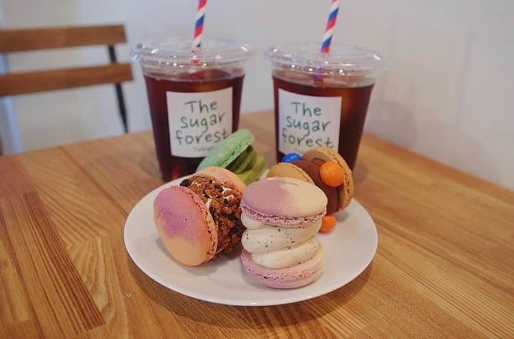 のインスタグラム：「［#cafemiru_東京］﻿ ——————————————————————﻿ 高円寺に上陸した韓国マカロン「thesugarforest tokyo」🍬﻿ ﻿ ☑︎マカロン　各400yen﻿ ﻿ カラフルでボリューミーな見た目が可愛いマカロンが並ぶお店thesugarforest tokyoさん🥰﻿ 丁寧に手づくりされたマカロンは、可愛いだけじゃなくてちゃんと美味しいと話題で、連日完売の大人気ぶり😳✨✨﻿ 店内も可愛いので写真映えも👌🏻💕﻿ いつもと違う高円寺でのカフェタイムにいかがですか☺️﻿ ﻿ 🙋🏼‍♀️一緒に行きたい人をコメント欄にタグ付けして誘ってみてください🙋🏼‍♂️﻿ ﻿ ﻿ 📍thesugarforest tokyo﻿ ⚪︎住所 / 東京都杉並区高円寺南4-24-11 ﻿ ⚪︎営業時間 / 【平日】12:00-20:00 【土日祝】12:00-18:00﻿ ⚪︎定休日 / 不定休﻿ ⚪︎アクセス / JR中央線 高円寺駅 徒歩3分﻿ ﻿ 【cafemiru_tokyo】﻿ 📍 thesugarforest tokyo﻿ ◎Open Hours / 【平日】12:00-20:00 【土日祝】12:00-18:00﻿ ※irregular holidays﻿ ◎closest station / JR chuo Line「koenji」﻿ ﻿ ☕️ @thesugarforest_tokyo﻿ 📷 @mocha_385﻿ ——————————————————————﻿ Cafemiruでは「#インスタ探検隊」or「#cafemiru」をタグ付けしているカフェ写真から、運営スタッフが厳選してご紹介しています👀🔍﻿」