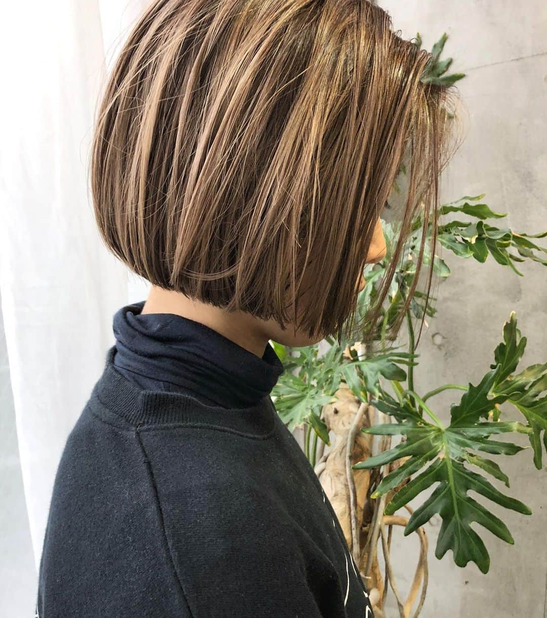 カワシリアツシのインスタグラム：「シンプルなボブにハイライトローライト🌿 ・ ・ ・ ・ブリーチの回数がわからない。 ・値段が気になる。 ・ダメージが心配。など なんでもご気軽にご相談ください😊 ・ ご予約やご相談はDM・LINEにて待ちしております。 ・ ・ ・  #アディクシー #イルミナカラー  #外国人風カラー #ミニボブ #切りっぱなしボブ #ハイライト #外ハネあ #グラデーション #外国人風 #ポートレート #美容室 #美容院 #美容学生 #撮影 #東京 #渋谷  #ショートヘア #グレージュ  #ブルージュ #ブリーチ #portrait #フィルムカメラ #hairstyle #ショートカット #haircolor #ハイトーン #데일리룩 #时尚 #แฟชั่น#デジキュア」