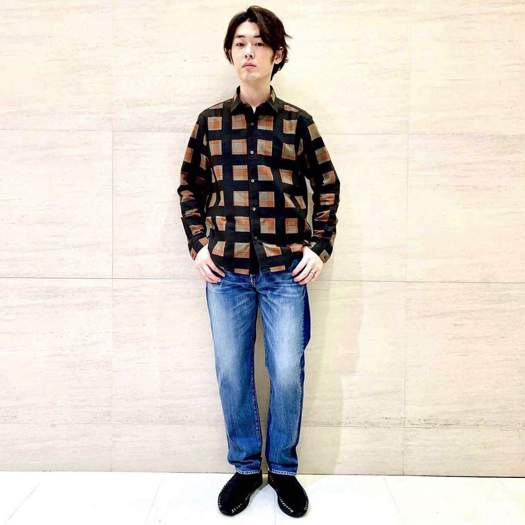 ジョンブルさんのインスタグラム写真 - (ジョンブルInstagram)「NEW!! JOHNBULL shirts lot.13587 / ¥20,000(＋tax)  JOHNBULL jeans lot.21356 / ¥21,000(＋tax) “チェックシャツ”  格子柄をチェックのシャツ地に顔料プリントを施しチェック柄が重なった ユニークなデザインが特長のシャツ。  ボトムスもあえて一味違ったリメイク風デザインを施した“RE：テーパードジーンズ”で新鮮に。  @johnbull_private_labo_mens  #johnbull #johnbullprivatelabo #johnbullprivatelabowomens #plaidshirts #autumnshirts  #ジョンブル #ジョンブルプライベートラボ #チェックシャツ #顔料プリントシャツ #秋の新作シャツ  #格子柄 #スタッフスタイリング #デニムスタイリング #リメイク風デニム #シャツスタイル」8月13日 12時04分 - johnbull_private_labo