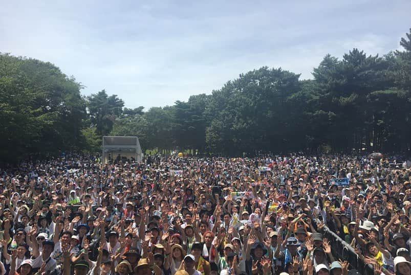 長島涼平さんのインスタグラム写真 - (長島涼平Instagram)「ロッキンありがとうございました！20周年おめでとうございます！  そんな節目に２つのバンドで出演できたことをとても嬉しく思います。見に来てくれたみんなありがとう！！ 初めて出演したのは2008年で、WING TENTでした。  そこからthe telephonesでたくさんのステージに出させてもらって、一昨年からはフレンズでも出させてもらうようになって、個人的な話ではありますが、昨日のPARK STAGEで全ステージクリアしました。  これからもthe telephonesもフレンズもよろしくお願いします。  photo by @nekoze_photo（5枚目まで）  #ロッキン #ロッキン2019 #thetelephones #フレンズ」8月13日 12時07分 - ryoheeey