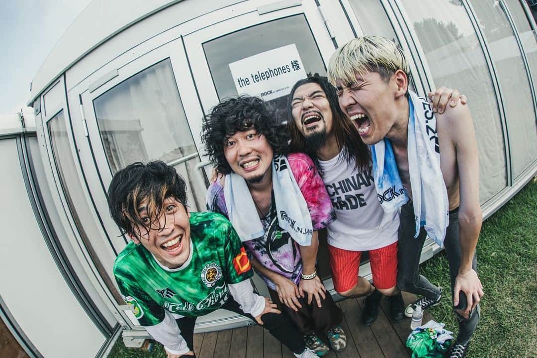 長島涼平のインスタグラム：「ロッキンありがとうございました！20周年おめでとうございます！  そんな節目に２つのバンドで出演できたことをとても嬉しく思います。見に来てくれたみんなありがとう！！ 初めて出演したのは2008年で、WING TENTでした。  そこからthe telephonesでたくさんのステージに出させてもらって、一昨年からはフレンズでも出させてもらうようになって、個人的な話ではありますが、昨日のPARK STAGEで全ステージクリアしました。  これからもthe telephonesもフレンズもよろしくお願いします。  photo by @nekoze_photo（5枚目まで）  #ロッキン #ロッキン2019 #thetelephones #フレンズ」