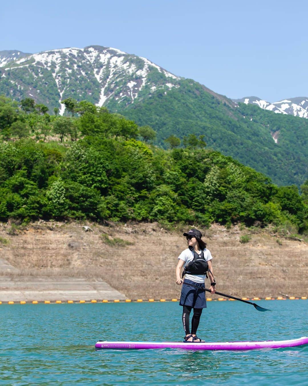 小野塚彩那のインスタグラム：「another face🤡. . @lakesyakunage_paddle_club . #南魚沼市 #しゃくなげ湖 #三国川ダム #アクティビティー #プライベート空間. . @redpaddleco @maneuverline_sup_windsurf . . @thenorthfacejp . #neverstopexploring . . 📸 @hirosuisakai . . #お盆もやってるよ」