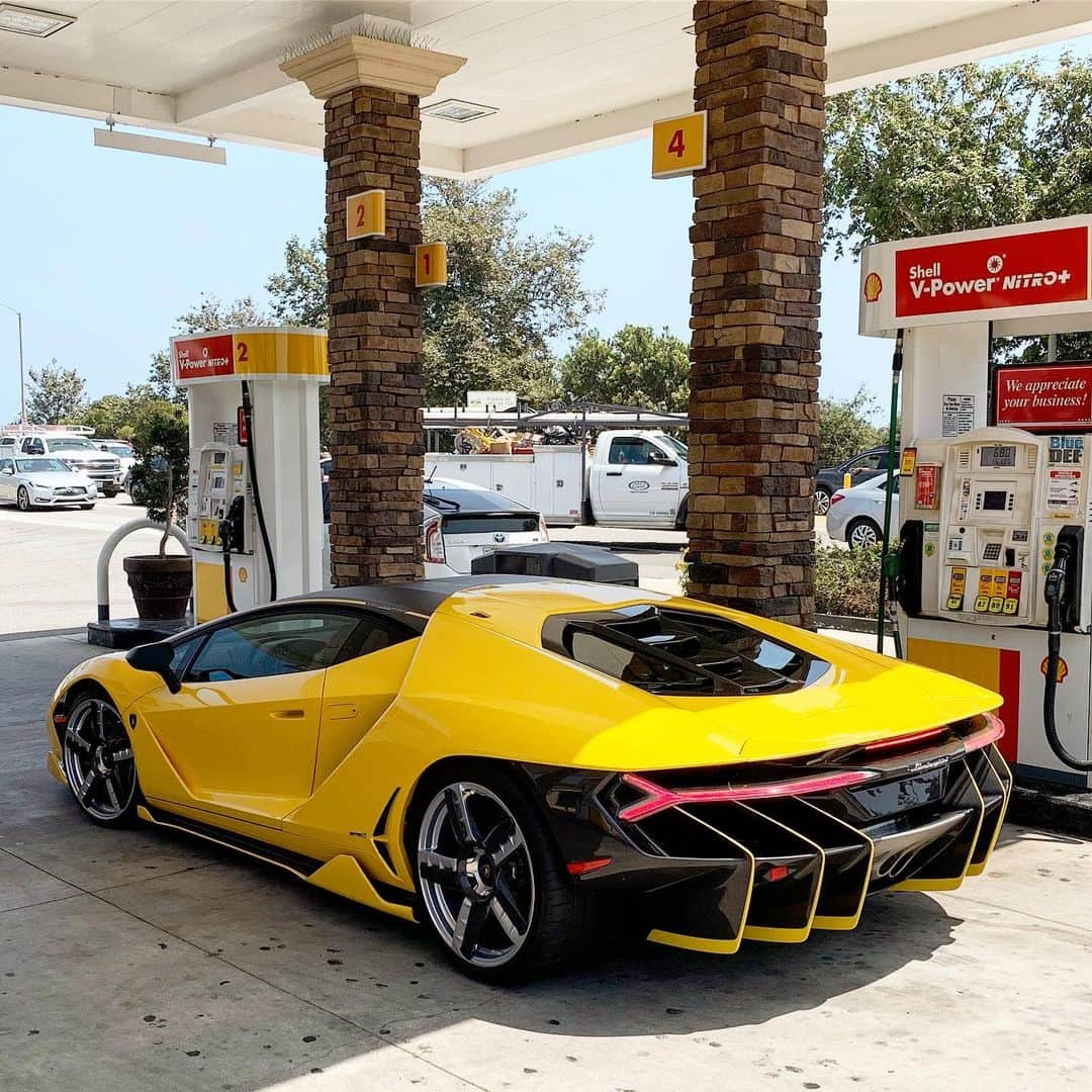 Dirk A. Productionsさんのインスタグラム写真 - (Dirk A. ProductionsInstagram)「Monday was EXTRA🔥 today! Limited-production and super-rare Lamborghini Centenario outta nowhere in Malibu SWIPE for more 📸 #Lamborghini #Centenario #CarbonFiber #Supercar #Hypercar #Malibu #MalibuVillage #SupercarFocus」8月13日 12時09分 - supercarfocusdotcom