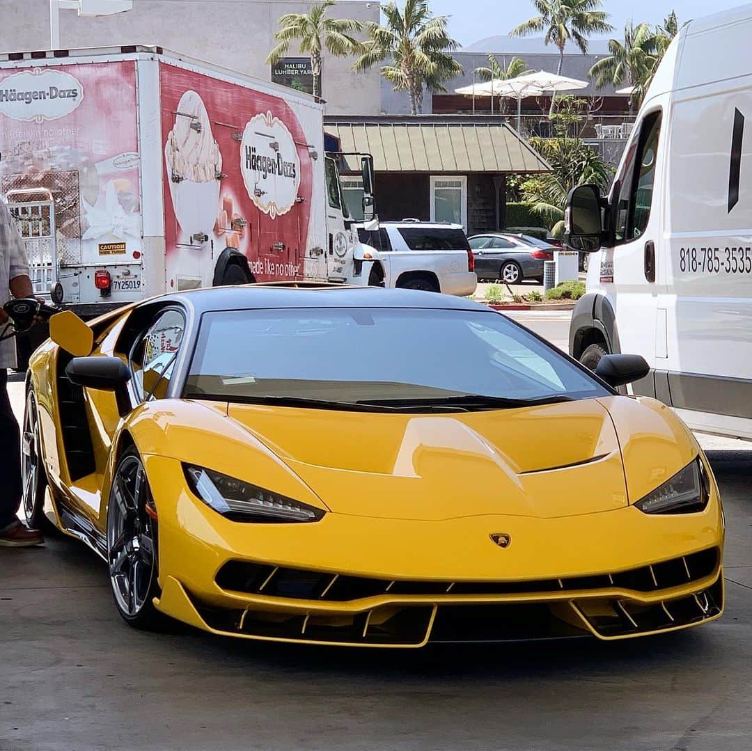 Dirk A. Productionsさんのインスタグラム写真 - (Dirk A. ProductionsInstagram)「Monday was EXTRA🔥 today! Limited-production and super-rare Lamborghini Centenario outta nowhere in Malibu SWIPE for more 📸 #Lamborghini #Centenario #CarbonFiber #Supercar #Hypercar #Malibu #MalibuVillage #SupercarFocus」8月13日 12時09分 - supercarfocusdotcom