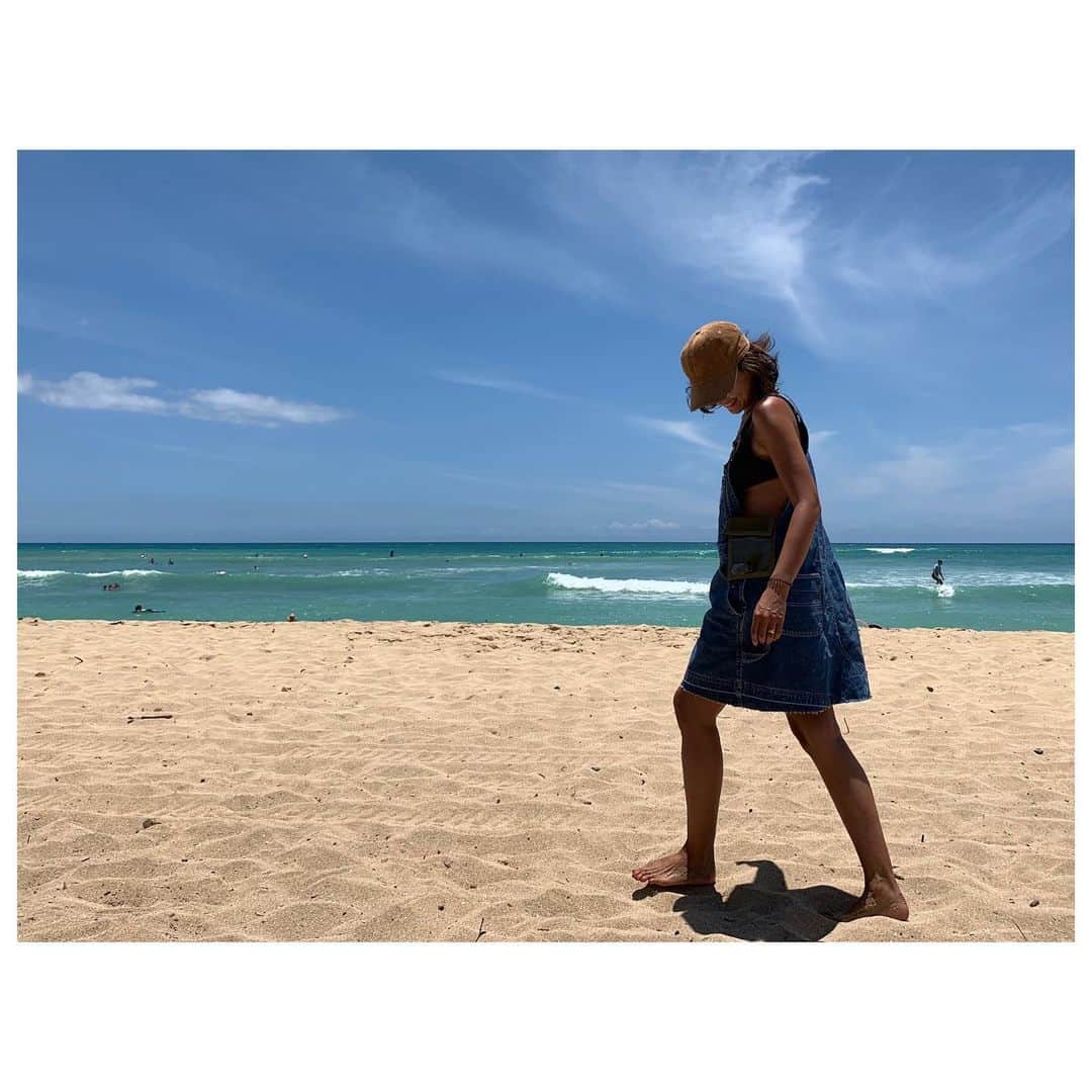 のインスタグラム：「黒っ😂 海では水着の上にがばっと着れる服にキャップ。 既にサンプルをヘビロテしまくりのコーデュロイキャップ本日入荷です。 顔だけはこれでも日焼け止め&キャップで日焼け阻止🙅🏾‍♀️ あと、@mis_calif のIDケースが携帯も入って海のお供に使えたー👍 #fashion #style #hawaii #beach #ilovesummer #herfee」