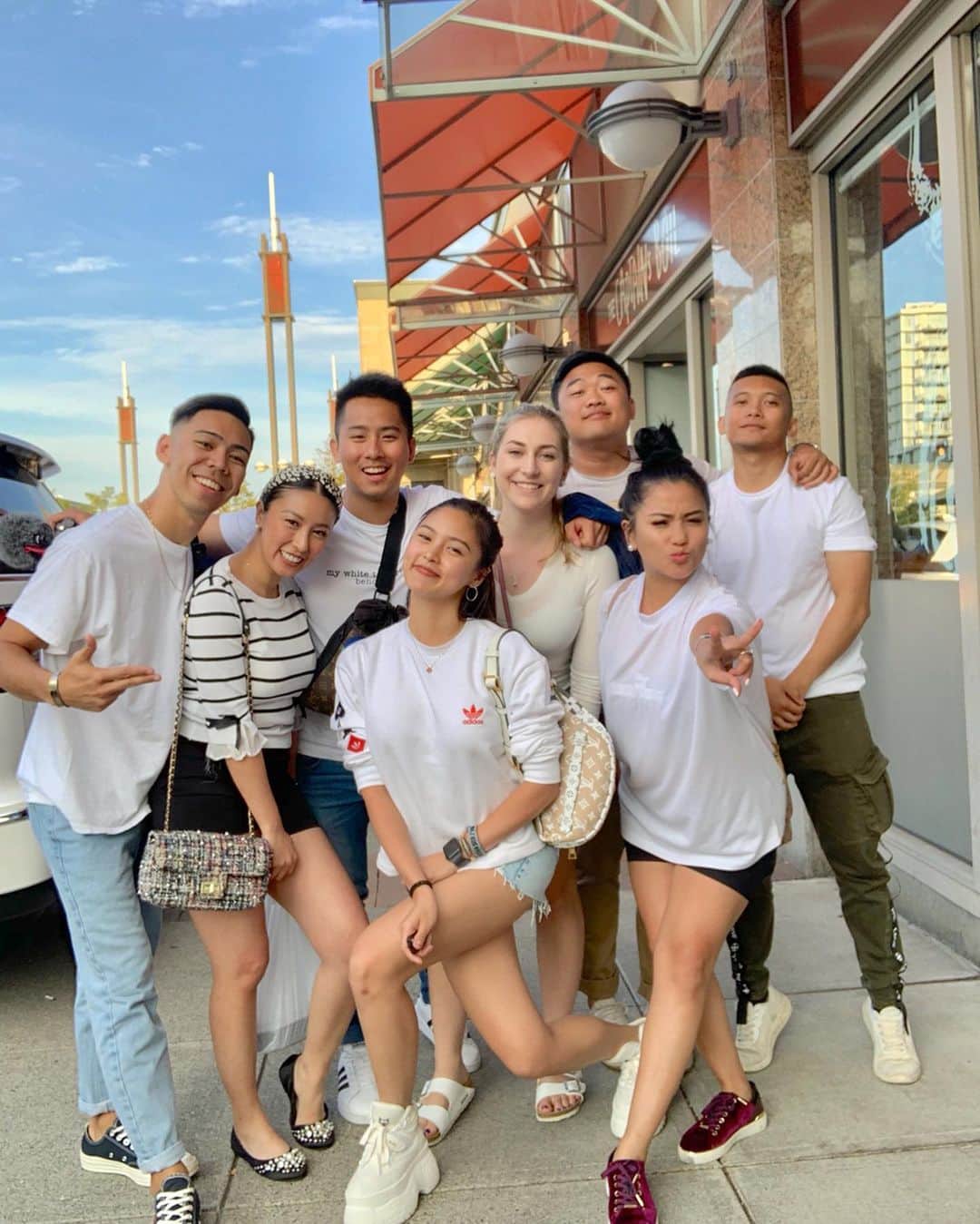 Kim Chiuさんのインスタグラム写真 - (Kim ChiuInstagram)「Glad I took this side trip!!!!🇨🇦. it was short but definitely an awesome trip with these lovely people!!!❤️. never a dull moment, just visited my brother but found a family here. thanks a lot guys!! 😘 FROM GANG TO FAM REAL QUICK!!!. #teamjumpshot #teamhiking @twinklechiu @alfa1charlie @applerivera_ @enriquezbry @jin_elric @_kleinamiel @vanessa_resler」8月13日 12時14分 - chinitaprincess