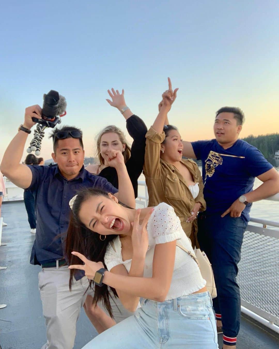 Kim Chiuさんのインスタグラム写真 - (Kim ChiuInstagram)「Glad I took this side trip!!!!🇨🇦. it was short but definitely an awesome trip with these lovely people!!!❤️. never a dull moment, just visited my brother but found a family here. thanks a lot guys!! 😘 FROM GANG TO FAM REAL QUICK!!!. #teamjumpshot #teamhiking @twinklechiu @alfa1charlie @applerivera_ @enriquezbry @jin_elric @_kleinamiel @vanessa_resler」8月13日 12時14分 - chinitaprincess