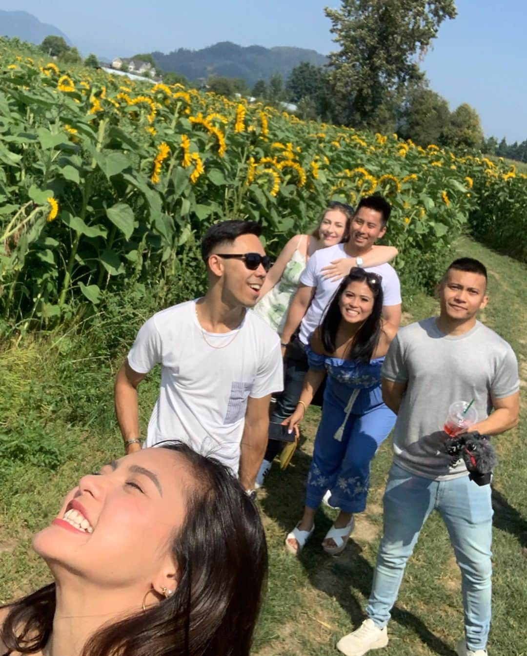 Kim Chiuさんのインスタグラム写真 - (Kim ChiuInstagram)「Glad I took this side trip!!!!🇨🇦. it was short but definitely an awesome trip with these lovely people!!!❤️. never a dull moment, just visited my brother but found a family here. thanks a lot guys!! 😘 FROM GANG TO FAM REAL QUICK!!!. #teamjumpshot #teamhiking @twinklechiu @alfa1charlie @applerivera_ @enriquezbry @jin_elric @_kleinamiel @vanessa_resler」8月13日 12時14分 - chinitaprincess